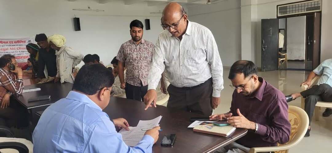 निजी कॉलोनी में भू-खण्ड विक्रय की राशि लेने के बाद रजिस्ट्री नहीं करवाने पर जिपं सीईओ ने एसडीएम को दिये जांच कर कार्यवाही के निर्देश
जनसुनवाई में प्राप्त आवेदनों का समय-सीमा में निराकरण करें- जिपं सीईओ श्री सोलंकी
जिला पंचायत सीईओ ने की जनसुनवाई 56 आवेदकों की सुनी समस्या
जिला पंचायत सीईओ श्री बीएस सोलंकी ने मंगलवार को कलेक्टोरेट में जनसुनवाई कर 56 आवेदकों की समस्याएं सुनी और उनका समय-सीमा में निराकरण करने के निर्देश संबंधित अधिकारियों को दिए। इस मौके पर संयुक्त कलेक्टर श्री मिलिन्द ढ़ोके, एसडीएम सुसनेर श्रीमती देवकुंवर सोलंकी तथा जिलाधिकारी उपस्थित थे।
जनसुनवाई में आगर के विक्रान्त सक्सेना, ओम अग्रवाल, तरूण सोनी भाटपूरा, दिवाकर पांडे आदि ने आगर की एक निजी कॉलोनी के मालिक द्वारा उन्हें विक्रय किये गए भू-खण्ड की बयाना राशि लेने के बाद भी रजिस्ट्री नहीं करवाई जा रही है, इस पर जिला पंचायत सीईओ श्री सोलंक ने एसडीएम आगर को उक्त आवेदकों के आवेदनों का परीक्षण कर मौके पर जाकर आवश्यक कार्यवाही करने के निर्देश दिए। जनसुनवाई में जिला पंचायत सीईओ ने जगतपुरा के ग्रामीणों के आवेदन पर ग्राम पंचायत में पेयजल समस्या का त्वरित समाधान करने के निर्देश जनपद सीईओ आगर को दिए। लसुल्डिया के मांगू-गेला ने मुआवजा राशि दिलाने, बड़ौद की अनीसा बी ने वेतन बढ़ाने, भ्याना के शंकरसिंह ने भूमि का गलत रकबा सुधारने, कांकर के मुकेश ने पुलिया निर्माण एवं रास्ता सुधारने, डोंगरगांव के लखन राव ने बीपीएल कार्ड में जाति का सत्यापन करवाने, कानड़ के अर्जुन ने पीएम आवास योजना सूची में नाम शामिल करने, भीमपुरा के मेहरवान सिंह ने फार्मर आईडी बनाकर खाद प्रदान करने, आक्या की जमनाबाई ने सीमांकन के बाद भी विपक्षी द्वारा कब्जा नहीं छोड़ने संबंधी आवेदन प्रस्तुत किया। जिस पर कार्यवाही करने के निर्देश संबंधित अधिकारियों को दिए।
जनसुनवाई में ग्राम कांकरिया के राधेश्याम, सिरपोई के गोपाल सिंह, ढ़ोटी के नरभेसिंह, जयसिंहपुरा की लालकुंवर पति शिवलाल, महारूण्डी के नाथूसिंह, आमला के ग्रामीणजन, रिण्डोली के बालूसिंह, नलखेड़ा के कन्हैयालाल, रापड़ी की गेंदीबाई, खजूरी की सुमित्राबाई, पालड़ा के श्यामलाल, तनोडिया के मदनसिंह, दोढ़खेड़ी के प्रहलाद सिंह, भदवासा की रूकमाबाई, हिरनखेड़ी के भागीरथ, आगर के अब्दुल रशीद, तरूण सोनी, विक्रांत सक्सेना आदि ने भी आवेदन प्रस्तुत कर अपनी समस्याएं सुनाई।
CM Madhya Pradesh
Jansampark Madhya Pradesh
@gen
Ujjain Commissioner