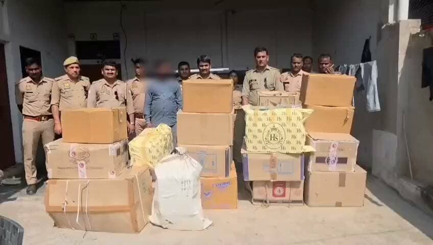 बकेवर पुलिस की बड़ी कार्रवाई, 418 किलो अवैध पटाखों के साथ एक आरोपी गिरफ्तार
त्योहारों से पहले अवैध पटाखों के भंडारण पर पुलिस का शिकंजा
बिना लाइसेंस मकान में रखा था पटाखों का जखीरा, विस्फोटक अधिनियम के तहत मुकदमा दर्ज
फतेहपुर। दीपावली एवं आगामी त्योहारों के मद्देनज़र अवैध पटाखों के निर्माण, भंडारण और बिक्री के विरुद्ध चलाए जा रहे अभियान के तहत फतेहपुर पुलिस को एक बड़ी सफलता मिली है। थाना बकेवर पुलिस ने कार्रवाई करते हुए एक आरोपी को गिरफ्तार कर उसके कब्जे से 418 किलोग्राम विभिन्न ब्रांड के अवैध पटाखे बरामद किए हैं। पुलिस के अनुसार आरोपी के पास पटाखों के भंडारण एवं बिक्री से संबंधित कोई वैध लाइसेंस नहीं मिला।
पुलिस अधीक्षक अभिमन्यु मांगलिक के निर्देशन, अपर पुलिस अधीक्षक के पर्यवेक्षण एवं क्षेत्राधिकारी बिंदकी के नेतृत्व में चलाए जा रहे विशेष अभियान के तहत 12 अक्टूबर 2026 को मुखबिर से सूचना मिली कि थाना बकेवर क्षेत्र के मुसाफा गांव स्थित एक मकान में अवैध पटाखों का भंडारण किया गया है।
सूचना पर पहुंची पुलिस टीम ने मौके पर दबिश दी। पुलिस को देखकर एक व्यक्ति भागने का प्रयास करने लगा, जिसे घेराबंदी कर पकड़ लिया गया। पूछताछ में उसने अपना नाम राहुल गुप्ता पुत्र ओमप्रकाश उर्फ बाबू, निवासी ग्राम मुसाफा, थाना बकेवर, जनपद फतेहपुर, उम्र लगभग 30 वर्ष बताया।
पुलिस द्वारा मकान की तलाशी लेने पर कमरों से 18 गत्तों और 2 बोरियों में कुल 418 किलोग्राम विभिन्न ब्रांड के रेडीमेड अवैध पटाखे बरामद हुए। इलेक्ट्रॉनिक तराजू से वजन कराने पर कुल मात्रा 418 किलोग्राम पाई गई। जब आरोपी से पटाखों के भंडारण एवं बिक्री का लाइसेंस मांगा गया तो वह कोई वैध दस्तावेज प्रस्तुत नहीं कर सका।
बरामदगी के आधार पर थाना बकेवर में मु0अ0सं0 136/2026 के तहत धारा 288 बीएनएस एवं धारा 5/9(ख) विस्फोटक अधिनियम में मुकदमा दर्ज कर आरोपी को गिरफ्तार कर विधिक कार्रवाई की गई।
पुलिस का कहना है कि त्योहारों के दौरान अवैध एवं असुरक्षित तरीके से पटाखों का भंडारण किसी भी समय बड़ी दुर्घटना का कारण बन सकता है। ऐसे मामलों के विरुद्ध अभियान लगातार जारी रहेगा और नियमों का उल्लंघन करने वालों पर सख्त कार्रवाई की जाएगी।
एनडी न्यूज़ की अपील:
त्योहार खुशियों और सुरक्षा के साथ मनाएं। बिना लाइसेंस पटाखों का भंडारण या बिक्री न करें। यदि कहीं अवैध पटाखों के भंडारण की जानकारी मिले तो तत्काल पुलिस या प्रशासन को सूचित करें। प्रशासन से अपेक्षा है कि ऐसे अभियानों को लगातार जारी रखते हुए जनसुरक्षा सुनिश्चित की जाए।
👇👇👇
#NDNews #दैनिक_निष्पक्ष_धारा #Fatehpur #Bakewar #UPPolice #FatehpurPolice #AbhimanyuManglik #IllegalFirecrackers #FirecrackerRaid #ExplosivesAct #SafeDiwali
👇👇
@dgpup
@RSSorg
@UPGovt
@wpl1090
@RSSgeet
@Uppolice
@MIB_India
@PMOIndia
@HMOIndia
@abmanglik
@VHPDigital
@igrangealld
@myogioffice
@InfoDeptUP
@dmfatehpur
@sdmsadarftp
@CMOfficeUP
@CMOUP_RC
@UPPRD1948
@ChiefSecyUP
@ChiefSecyUP
@MahantYogiG
@FatehpurSdm
@fatehpurpolice
@BajrangDalOrg
@rashtrapatibhvn
@UPMahilaKalyan
@112UttarPradesh
@myogiadityanath
@CommissionerPrg
@ADGZonPrayagraj
👇👇👇
🟥 ND NEWS | दैनिक निष्पक्ष धारा
मुख्य संपादक / संस्थापक: राजन सिंह हाड़ा
सह-संपादक: शालिनी सिंह भदौरिया
✒️ रिपोर्ट: फतेहपुर जिला ब्यूरो
📍 कार्यालय-3: U158, हीरा स्वीट्स के पास, विकास मार्ग, लक्ष्मी नगर, पूर्वी दिल्ली, पिन कोड – 110092 (NCR)
📍 कार्यालय-2: विधानसभा रोड, बर्लिंगटन चौराहा, लखनऊ – 226001 (UP)
📍 कार्यालय-1: 1/1 अटल बिहारी चौराहा, नियर बर्मा चौराहा, फतेहपुर – 212601 (UP)
📅 दिनांक: 13 अक्टूबर 2026
📆 दिन: मंगलवार
📧 Email: ndnewschannel@gmail.com
📞 मोबाइल: 096961 19696