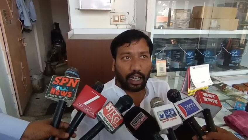 आबांपुर में जमीन कब्जे के प्रयास से तनाव, राजस्व टीम मौके पर पहुंची
टीन शेड डालकर कब्जे की कोशिश का आरोप, पीड़ित ने प्रशासन से लगाई गुहार
हालिया गोलीबारी की घटना के बाद प्रशासन सतर्क, जांच के बाद होगी आगे की कार्रवाई
फतेहपुर। जनपद फतेहपुर के थरियांव थाना क्षेत्र के आबांपुर कस्बे में जमीन पर कथित अवैध कब्जे के प्रयास को लेकर तनाव की स्थिति उत्पन्न हो गई। आरोप है कि कुछ लोगों ने विवादित भूमि पर टीन शेड डालकर कब्जा करने की कोशिश की, जिसके बाद पीड़ित पक्ष ने प्रशासन से तत्काल हस्तक्षेप की मांग की।
मिली जानकारी के अनुसार, पीड़ित ने राजस्व विभाग एवं स्थानीय प्रशासन को शिकायत देकर कब्जा हटवाने और निष्पक्ष कार्रवाई की गुहार लगाई। सूचना मिलते ही राजस्व विभाग की टीम मौके पर पहुंची और भूमि से संबंधित अभिलेखों तथा मौके की स्थिति का निरीक्षण शुरू किया। पुलिस भी हालात पर नजर बनाए हुए है ताकि किसी प्रकार की अप्रिय घटना न हो।
स्थानीय लोगों के अनुसार, क्षेत्र में कुछ समय पहले भूमि विवाद से जुड़े एक अन्य मामले में गोलीबारी की घटना भी सामने आई थी। ऐसे में प्रशासन इस प्रकरण को गंभीरता से लेते हुए सतर्कता बरत रहा है। फिलहाल मौके पर स्थिति नियंत्रण में बताई जा रही है, जबकि जांच जारी है।
राजस्व अधिकारियों का कहना है कि सभी पक्षों के दस्तावेजों और उपलब्ध साक्ष्यों की जांच की जा रही है। जांच पूरी होने के बाद नियमानुसार आगे की कार्रवाई की जाएगी। अभी तक किसी पक्ष के दावों की आधिकारिक पुष्टि नहीं की गई है।
भूमि विवाद अक्सर कानून-व्यवस्था की चुनौती बन जाते हैं। ऐसे मामलों में प्रशासन का उद्देश्य विवाद का शांतिपूर्ण एवं कानूनी समाधान सुनिश्चित करना है, ताकि किसी भी प्रकार की हिंसक स्थिति उत्पन्न न हो।
एनडी न्यूज़ की अपील:
भूमि विवाद से जुड़े मामलों में कानून को अपने हाथ में न लें। यदि किसी प्रकार का कब्जा, अतिक्रमण या विवाद हो तो तत्काल राजस्व विभाग एवं स्थानीय पुलिस को सूचना दें। सभी पक्ष न्यायिक एवं प्रशासनिक प्रक्रिया का सम्मान करें। प्रशासन से अपेक्षा है कि मामले की निष्पक्ष, पारदर्शी और समयबद्ध जांच कर दोषियों के विरुद्ध आवश्यक कानूनी कार्रवाई सुनिश्चित करे।
👇👇👇
#NDNews #दैनिक_निष्पक्ष_धारा #Fatehpur #Thariyaw #Abaanpur #LandDispute #RevenueDepartment #FatehpurPolice #UPPolice #LawAndOrder #BreakingNews
👇👇
@dgpup
@RSSorg
@UPGovt
@wpl1090
@RSSgeet
@Uppolice
@MIB_India
@PMOIndia
@HMOIndia
@abmanglik
@VHPDigital
@igrangealld
@myogioffice
@InfoDeptUP
@dmfatehpur
@sdmsadarftp
@CMOfficeUP
@CMOUP_RC
@UPPRD1948
@ChiefSecyUP
@ChiefSecyUP
@MahantYogiG
@FatehpurSdm
@fatehpurpolice
@BajrangDalOrg
@rashtrapatibhvn
@UPMahilaKalyan
@112UttarPradesh
@myogiadityanath
@CommissionerPrg
@ADGZonPrayagraj
👇👇
🟥 ND NEWS | दैनिक निष्पक्ष धारा
मुख्य संपादक / संस्थापक: राजन सिंह हाड़ा
सह-संपादक: शालिनी सिंह भदौरिया
✒️ रिपोर्ट: फतेहपुर जिला ब्यूरो
📍 कार्यालय-3: U158, हीरा स्वीट्स के पास, विकास मार्ग, लक्ष्मी नगर, पूर्वी दिल्ली, पिन कोड – 110092 (NCR)
📍 कार्यालय-2: विधानसभा रोड, बर्लिंगटन चौराहा, लखनऊ – 226001 (UP)
📍 कार्यालय-1: 1/1 अटल बिहारी चौराहा, नियर बर्मा चौराहा, फतेहपुर – 212601 (UP)
📅 दिनांक: 13 अक्टूबर 2026
📆 दिन: मंगलवार
📧 Email: ndnewschannel@gmail.com
📞 मोबाइल: 096961 19696