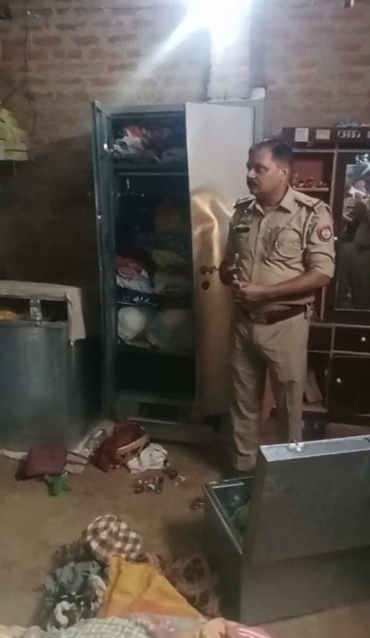 असोथर में चोरों का बढ़ता आतंक, लगातार चार वारदातों से ग्रामीणों में दहशत
लाखों की चोरी के बाद भी नहीं हुआ खुलासा, पुलिस की रात्रि गश्त पर उठे सवाल
तीन गांवों में एक ही रात चोरी की घटनाओं से सुरक्षा व्यवस्था पर फिर बहस
फतेहपुर। उत्तर प्रदेश के फतेहपुर जनपद के असोथर थाना क्षेत्र में लगातार सामने आ रही चोरी की घटनाओं ने ग्रामीणों की चिंता बढ़ा दी है। सितंबर माह में हुई लाखों रुपये की चोरी का अब तक खुलासा न होने के बीच 9 और 10 अक्टूबर की रात चोरों ने तीन अलग-अलग गांवों में वारदात को अंजाम देकर पुलिस के सामने नई चुनौती खड़ी कर दी। लगातार हो रही घटनाओं के बाद स्थानीय लोग सुरक्षा व्यवस्था और रात्रि गश्त की प्रभावशीलता पर सवाल उठा रहे हैं।
जानकारी के अनुसार, नगर पंचायत असोथर के बौंडर वार्ड नंबर-3 में 18 और 19 सितंबर की रात मातादीन के घर से लाखों रुपये के सोने-चांदी के आभूषण और नकदी चोरी हो गई थी। पीड़ित परिवार ने घटना की सूचना पुलिस को दी थी, लेकिन अब तक चोरी का खुलासा नहीं हो सका है। इस मामले में आरोपियों की गिरफ्तारी और चोरी गए सामान की बरामदगी नहीं होने से लोगों में नाराजगी बनी हुई है।
इसी बीच 9 और 10 अक्टूबर की रात चोरों ने अंदीपुर गांव में सुरेश कुमार के घर से लगभग एक से डेढ़ किलो चांदी के आभूषण चोरी कर लिए, जिनकी अनुमानित कीमत करीब तीन लाख रुपये बताई जा रही है। वहीं छोटी अंदीपुर गांव में नीरज द्विवेदी के घर का पिछला दरवाजा तोड़कर करीब 10 हजार रुपये नकद और सोने की अंगूठी चोरी कर ली गई। टीकर गांव में भी चोर एक बकरी खोल ले गए, जिसकी कीमत लगभग 10 हजार रुपये बताई गई है।
लगातार सामने आ रही इन घटनाओं के बाद ग्रामीणों का कहना है कि यदि क्षेत्र में नियमित और प्रभावी रात्रि गश्त होती तो संभवतः इस तरह की वारदातों पर अंकुश लगाया जा सकता था। लोगों ने पुलिस प्रशासन से रात्रि गश्त बढ़ाने, संदिग्ध व्यक्तियों की निगरानी करने और चोरी की घटनाओं का शीघ्र खुलासा करने की मांग की है।
थाना प्रभारी राजीव मिश्रा ने बताया कि हालिया चोरी की घटनाओं में अज्ञात व्यक्तियों के विरुद्ध मुकदमा दर्ज कर जांच की जा रही है। पुलिस सभी मामलों के तथ्यों को जोड़कर जांच कर रही है और जल्द ही घटनाओं के खुलासे का प्रयास किया जा रहा है।
लगातार हो रही चोरी की घटनाएं ग्रामीणों में असुरक्षा की भावना पैदा कर रही हैं। ऐसे में पुलिस के लिए इन मामलों का शीघ्र खुलासा करना कानून-व्यवस्था पर जनता के विश्वास को बनाए रखने की दिशा में महत्वपूर्ण माना जा रहा है।
एनडी न्यूज़ की अपील:
चोरी जैसी घटनाओं की रोकथाम केवल पुलिस ही नहीं, बल्कि समाज की सामूहिक सतर्कता से भी संभव है। ग्रामीण और शहरी नागरिक अपने आसपास संदिग्ध गतिविधियों की तत्काल सूचना पुलिस को दें, सीसीटीवी कैमरे लगाने और रात्रि सुरक्षा व्यवस्था को मजबूत करने में सहयोग करें। पुलिस प्रशासन से अपेक्षा है कि चोरी की घटनाओं का त्वरित एवं निष्पक्ष खुलासा कर दोषियों के विरुद्ध सख्त कार्रवाई सुनिश्चित करे, जिससे आमजन में सुरक्षा का विश्वास मजबूत हो।
👇👇👇
#NDNews #दैनिक_निष्पक्ष_धारा #Fatehpur #Asothar #CrimeNews #TheftCase #FatehpurPolice #UPPolice #RajeevMishra #LawAndOrder #UttarPradesh
👇👇
@dgpup
@RSSorg
@UPGovt
@wpl1090
@RSSgeet
@Uppolice
@MIB_India
@PMOIndia
@HMOIndia
@abmanglik
@VHPDigital
@igrangealld
@myogioffice
@InfoDeptUP
@dmfatehpur
@sdmsadarftp
@CMOfficeUP
@CMOUP_RC
@UPPRD1948
@ChiefSecyUP
@ChiefSecyUP
@MahantYogiG
@FatehpurSdm
@fatehpurpolice
@BajrangDalOrg
@rashtrapatibhvn
@UPMahilaKalyan
@112UttarPradesh
@myogiadityanath
@CommissionerPrg
@ADGZonPrayagraj
👇👇👇
🟥 ND NEWS | दैनिक निष्पक्ष धारा
मुख्य संपादक / संस्थापक: राजन सिंह हाड़ा
सह-संपादक: शालिनी सिंह भदौरिया
✒️ रिपोर्ट: फतेहपुर जिला ब्यूरो
📍 कार्यालय-3: U158, हीरा स्वीट्स के पास, विकास मार्ग, लक्ष्मी नगर, पूर्वी दिल्ली, पिन कोड – 110092 (NCR)
📍 कार्यालय-2: विधानसभा रोड, बर्लिंगटन चौराहा, लखनऊ – 226001 (UP)
📍 कार्यालय-1: 1/1 अटल बिहारी चौराहा, नियर बर्मा चौराहा, फतेहपुर – 212601 (UP)
📅 दिनांक: 13 अक्टूबर 2026
📆 दिन: मंगलवार
📧 Email: ndnewschannel@gmail.com
📞 मोबाइल: 096961 19696