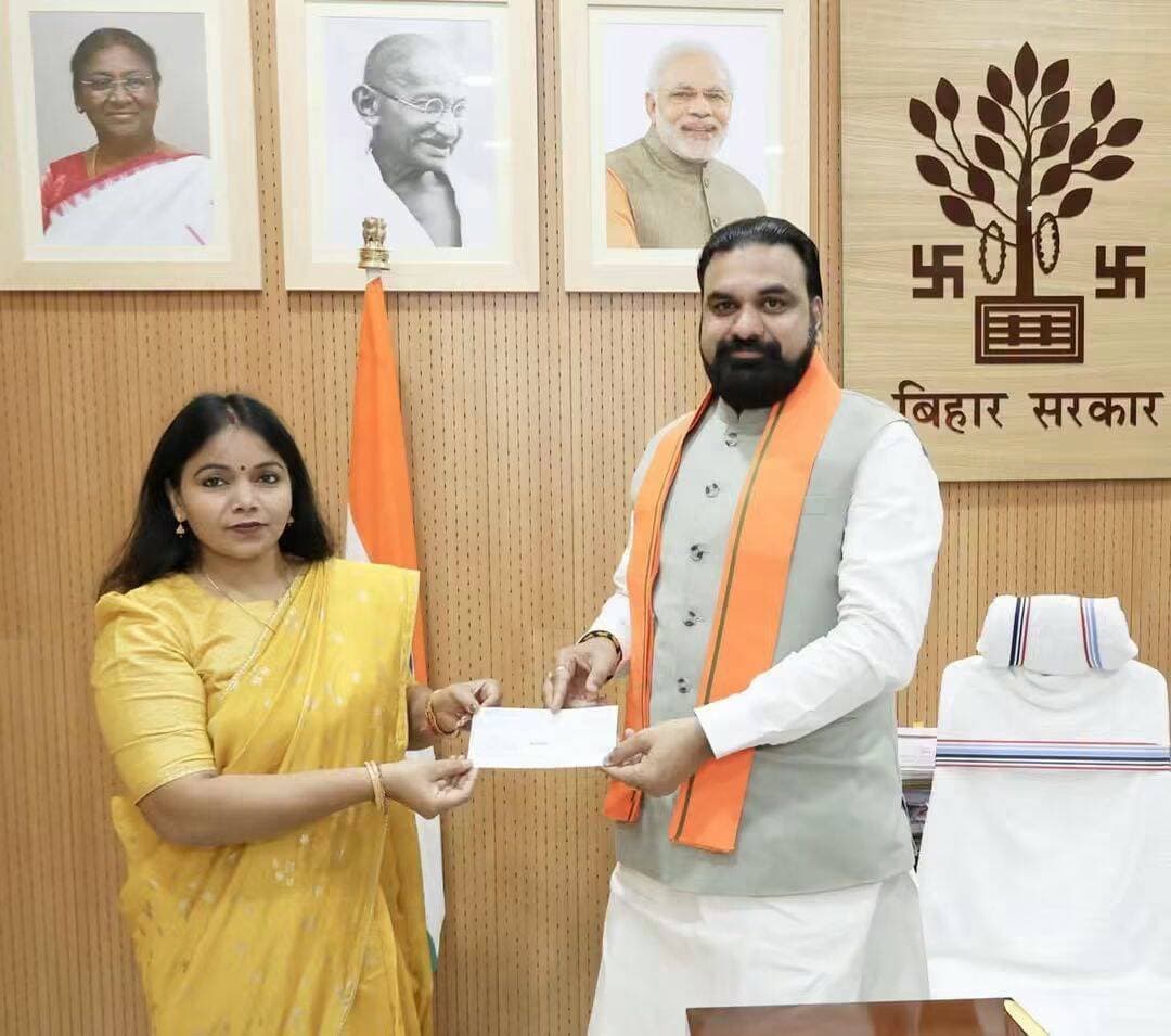 राजनीति मे आरोप प्रत्यारोप चलता है।लेकिन बहुत बड़ा हिम्मत चाहिए कि अपने एक महीने की तनख्वाह को दान कर देना, आज मोहनिया की चर्चित विधायक संगीता कुमार ने बिहार में बाढ़ पीड़ितों की मदद के लिए अपनी एक महीने की सैलरी मुख्यमंत्री राहत कोष में जमा कर दिरा दी है। उनके इस कार्य के लिए बिहार कि समस्त जनता दिल से आभार व्यक्त करती है।