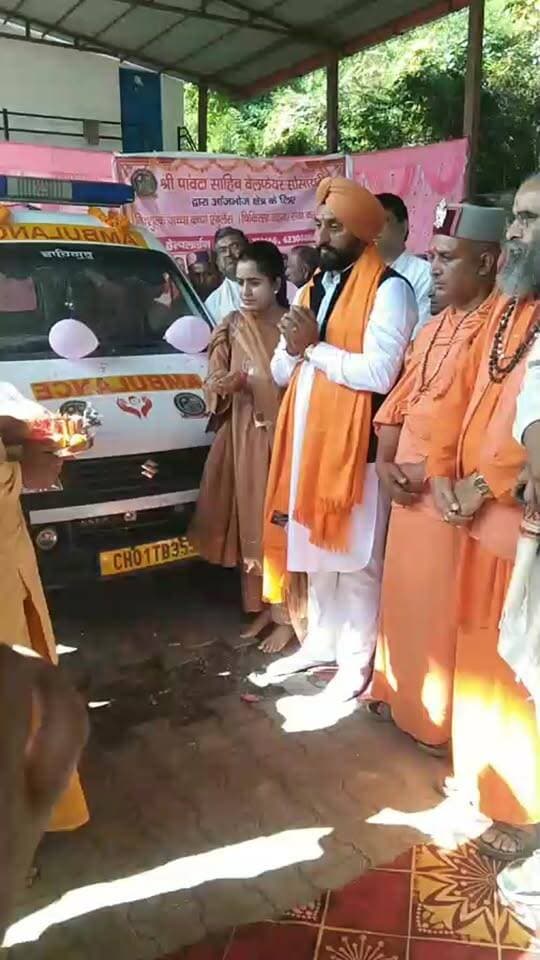 श्यामानंद जी महाराज के आशीर्वाद से श्री पांवटा वेलफेयर सोसाइटी के अध्यक्ष गुरदीप सिंह गैरी द्वारा समर्पित एम्बुलेंस को हरी झंडी देते हुए, चालक के रूप में सेवा देंगे गुरमीत सिंह मनी
