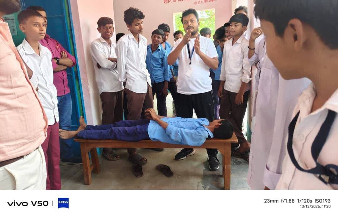 समाहरणालय कटिहार
सूचना जनसंपर्क शाखा
प्रेस विज्ञप्ति-02
*अंतर्राष्ट्रीय आपदा न्यूनीकरण दिवस पर उत्क्रमित उच्च माध्यमिक विद्यालय विनोदपुर में मॉकड्रिल आयोजित*
**आपदा से बचाव एवं सुरक्षित रहने के उपायों के प्रति विद्यार्थियों को किया गया जागरूक**
**कटिहार, 13 अक्टूबर 2026।**
अंतर्राष्ट्रीय आपदा न्यूनीकरण दिवस के अवसर पर मेरा युवा भारत, कटिहार (युवा कार्यक्रम एवं खेल मंत्रालय, भारत सरकार) द्वारा उत्क्रमित उच्च माध्यमिक विद्यालय, विनोदपुर में आपदा प्रबंधन एवं बचाव के प्रति जागरूकता बढ़ाने के उद्देश्य से मॉकड्रिल का आयोजन किया गया। कार्यक्रम का मुख्य उद्देश्य विद्यार्थियों एवं विद्यालय से जुड़े लोगों को विभिन्न प्रकार की प्राकृतिक एवं मानवजनित आपदाओं के दौरान सतर्क रहने, सुरक्षित स्थान पर पहुंचने तथा आपातकालीन परिस्थितियों में सही निर्णय लेने के लिए जागरूक करना था।
कार्यक्रम के दौरान आपदा के समय अपनाई जाने वाली सावधानियों, सुरक्षित निकासी की प्रक्रिया तथा स्वयं एवं दूसरों की सुरक्षा सुनिश्चित करने के महत्व पर विशेष जोर दिया गया। मॉकड्रिल के माध्यम से विद्यार्थियों को यह समझाने का प्रयास किया गया कि आपदा की स्थिति में घबराने के बजाय धैर्य और सूझबूझ से काम लेना चाहिए तथा निर्धारित सुरक्षा निर्देशों का पालन करना चाहिए।
इस अवसर पर विद्यार्थियों को भूकंप, आग लगने, बाढ़ एवं अन्य आपातकालीन परिस्थितियों के दौरान बरती जाने वाली सावधानियों के बारे में जागरूक करने पर बल दिया गया। साथ ही, आपदा के समय सुरक्षित स्थान की पहचान करने, विद्यालय परिसर से व्यवस्थित तरीके से बाहर निकलने, अफवाहों से बचने तथा जरूरतमंद लोगों की सहायता करने जैसे महत्वपूर्ण विषयों पर जानकारी दी गई।
कार्यक्रम के माध्यम से यह संदेश दिया गया कि आपदा से होने वाले नुकसान को कम करने के लिए पूर्व तैयारी, समय पर चेतावनी, जागरूकता और सामूहिक सहयोग अत्यंत आवश्यक हैं। विद्यार्थियों को बताया गया कि आपदा प्रबंधन केवल प्रशासन की जिम्मेदारी नहीं है, बल्कि समाज के प्रत्येक नागरिक की इसमें महत्वपूर्ण भूमिका होती है। जागरूक एवं प्रशिक्षित नागरिक आपातकालीन परिस्थितियों में स्वयं को सुरक्षित रखने के साथ-साथ दूसरों की मदद करने में भी सक्षम होते हैं।
मेरा युवा भारत, कटिहार की इस पहल का उद्देश्य युवाओं में सामाजिक जिम्मेदारी, नेतृत्व क्षमता एवं जनसेवा की भावना विकसित करना तथा उन्हें आपदा जोखिम न्यूनीकरण के प्रति जागरूक बनाना है। विद्यालय स्तर पर इस प्रकार के जागरूकता कार्यक्रम विद्यार्थियों को व्यावहारिक जानकारी प्रदान करने के साथ-साथ सुरक्षित एवं जिम्मेदार नागरिक बनने के लिए प्रेरित करते हैं।
अंतर्राष्ट्रीय आपदा न्यूनीकरण दिवस के अवसर पर आयोजित यह मॉकड्रिल आपदा के प्रति जागरूकता बढ़ाने तथा सुरक्षित विद्यालय एवं सुरक्षित समाज के निर्माण की दिशा में एक महत्वपूर्ण पहल रही। कार्यक्रम के माध्यम से सभी से अपील की गई कि वे आपदा प्रबंधन से संबंधित आवश्यक जानकारी प्राप्त करें, सुरक्षा नियमों का पालन करें और किसी भी आपातकालीन स्थिति से निपटने के लिए हमेशा तैयार रहें। कार्यक्रम में शिक्षक ओम प्रकाश सिंह, नीतीश कुमार, रंजीत कुमार, अभिषेक कुमार एवं माय भारत युवा स्वयंसेवक आनंद कुमार, स्वयंसेवक आशुतोष कुमार , छात्र-छात्राओं उपस्थिति रहें।
जिला जनसंपर्क पदाधिकारी
कटिहार।
Information & Public Relations Department, Government of Bihar Samrat Choudhary CMO Bihar CM Samrat