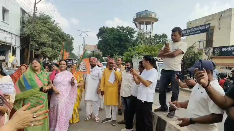#आजमगढ़ में #भाजपा #महिला मोर्चा की कार्यकर्ता उतरी सड़क पर कांग्रेस कार्यालय का किया घेराव राहुल गांधी के खिलाफ लगाए नारे विभा बरनवाल ने कहा दशहरे पर फूंका जाएगा देश विरोधी राक्षसों का पुतला!