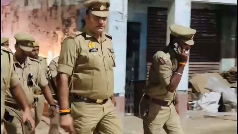 #जहानागंज #थानाध्यक्ष अमित कुमार मिश्रा उतरे सड़क पर किया पंडालों का निरीक्षण अराजक तत्वों को दो टूक संदेश खलल डाली तो खानी पड़ेगी सलाखों की हवा