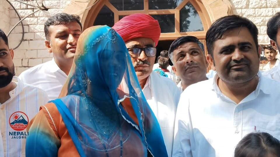 जालोर जिला परिषद के वार्ड 15 से संगीता देवी ने कांग्रेस से भरा नामांकन, बोली- उच्च शिक्षा के लिए बेटियों को प्रेरित करेंगी, बिजली-पानी का करेंगे समाधान।