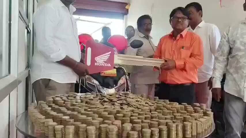 https://bareillylive.in/india-news/telangana-pastor-b-ravi-joseph-honda-activa-coins-story/
तीन साल तक बचाए ₹10 के सिक्के, बोरी भरकर स्कूटर खरीदने शोरूम पहुंचे पास्टर; गिनती में लगे 2 घंटे