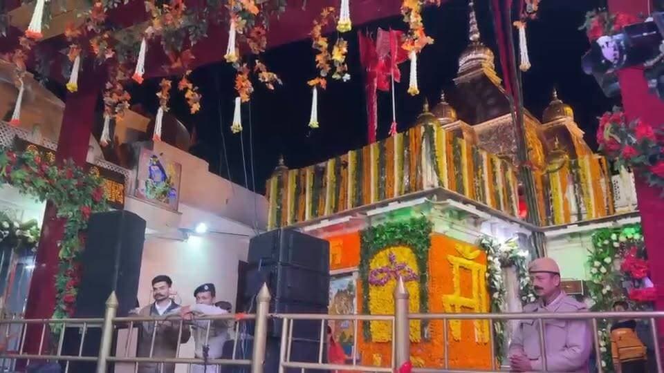 नवरात्रों में भजन संध्या में मंदिर न्यास के अध्यक्ष मेला अधिकारी एसडीएम धर्मपाल की, पंजाबी गायक रवि राघव के साथ जुगलबंदी
बिलासपुर श्री नैना देवी जी
हिमाचल प्रदेश के मशहूर शक्तिपीठ श्री नैना देवी में नवरात्रों के पावन उपलक्ष्य पर शाम के समय भजन संध्या का भव्य आयोजन किया जा रहा है
जिसमें गत रात पंजाब के मशहूर गायक रवि राघव ने मंदिर के प्रांगण में अपनी प्रस्तुति दी और अपनी मधुर आवाज से समा बांधा
इस मौके पर मंदिर न्यास के अध्यक्ष मेला अधिकारी एसडीएम धर्मपाल ने भी उनके साथ जुगलबंदी की और माता के दरबार में भजन गाकर माहौल को भक्ति मय दिया