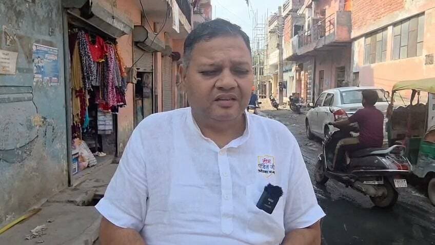 मंत्री द्वारा गोद लिए ऐतिहासिक गाँव सिही की बदहाली पर बरसे पूर्व विधायक नीरज शर्मा
एनआईटी फरीदाबाद के पूर्व विधायक नीरज शर्मा ने सीही गांव की बदहाल सफाई और जलनिकासी व्यवस्था को लेकर प्रदेश सरकार तथा स्थानीय जनप्रतिनिधियों पर निशाना साधा है। उन्होंने आरोप लगाया कि मंत्री विपुल गोयल द्वारा गांव को गोद लिए जाने के बावजूद लोगों को बुनियादी समस्याओं से राहत नहीं मिली है।
जारी प्रेस नोट में शर्मा ने कहा कि गांव की गलियों और सड़कों पर बिना बारिश के भी गंदा पानी और कीचड़ जमा रहता है। इससे स्थानीय निवासियों, महिलाओं और राहगीरों को आने-जाने में परेशानी होती है।
जनप्रतिनिधियों पर तंज कसते हुए उन्होंने कहा कि जनता ने मेयर, पार्षद, विधायक, सांसद और मंत्री तक चुनकर कई ‘इंजन’ जोड़ दिए, लेकिन इसके बावजूद लोग नारकीय परिस्थितियों में रहने को मजबूर हैं। उन्होंने दावा किया कि पिछले 12 वर्षों में गांव की समस्याओं का समुचित समाधान नहीं हुआ।
सीही के ऐतिहासिक और धार्मिक महत्व का उल्लेख करते हुए शर्मा ने गांव स्थित नागेश्वर महादेव मंदिर और उससे जुड़ी पौराणिक मान्यताओं का जिक्र किया। उन्होंने कहा कि ऐसे महत्वपूर्ण गांव में बुनियादी सुविधाओं की अनदेखी चिंताजनक है।
गांव में बच्ची की बोरवेल में गिरने से हुई मृत्यु का उल्लेख करते हुए उन्होंने प्रशासन की कार्यशैली और सुरक्षा व्यवस्था पर भी सवाल उठाए। शर्मा ने भाजपा जनप्रतिनिधियों से पूछा कि चुनाव के दौरान किए गए विकास के वादों के बावजूद गांव के लोग इन परिस्थितियों में क्यों रह रहे हैं।
