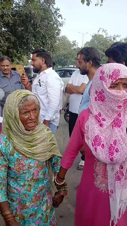 अस्पताल से घर लौट रहे बुजुर्ग के पैसे गायब…
बीके चौक पर ऑटो सवार बुजुर्ग से चोरी का आरोप, लोगों ने दो महिलाओं को रोका
#thief
#thefts
#police
#voiceoffaridabad
#Voiceoffreedom