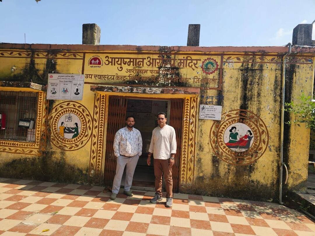 स्वास्थ्य संस्थाओं के निरीक्षण में सेवाओं की गुणवत्ता सुनिश्चित करने के निर्देश
बीएमओ एवं बीपीएम ने किया स्वास्थ्य संस्थाओं का संयुक्त निरीक्षण
स्वास्थ्य सेवाओं की गुणवत्ता में सुधार एवं स्वास्थ्य संस्थाओं की कार्यप्रणाली को सुदृढ़ बनाने के उद्देश्य से बीएमओ डॉ. सुमित सिंगौर एवं बीपीएम आदित्य पटैल द्वारा मोहनिया पटपरा एवं सलैया सिंगारपुर स्थित स्वास्थ्य संस्थाओं का संयुक्त भ्रमण कर व्यवस्थाओं का निरीक्षण किया गया।
निरीक्षण के दौरान मातृ स्वास्थ्य सेवाओं, गर्भवती महिलाओं की एएनसी जांच, आवश्यक दवाइयों एवं उपकरणों की उपलब्धता, अभिलेखों के संधारण, स्वच्छता तथा टीकाकरण व्यवस्था की समीक्षा की गई। अधिकारियों ने गर्भवती महिलाओं की नियमित स्वास्थ्य जांच, उच्च जोखिम वाली गर्भवती महिलाओं की सतत निगरानी तथा टीकाकरण सत्रों में समय पर वैक्सीन की उपलब्धता सुनिश्चित करने के निर्देश दिए।
बीएमओ डॉ. सिंगौर ने स्वास्थ्य संस्थाओं में स्वच्छता बनाए रखने, निर्धारित व्यवस्थाओं के अनुरूप कार्य संपादित करने तथा मरीजों को बेहतर स्वास्थ्य सुविधाएं उपलब्ध कराने पर जोर दिया। वहीं, बीपीएम श्री पटैल ने स्वास्थ्य कार्यक्रमों की नियमित मॉनिटरिंग एवं अभिलेखों का अद्यतन संधारण सुनिश्चित करने के निर्देश दिए।
स्वास्थ्य विभाग द्वारा जिले में स्वास्थ्य सेवाओं की सतत निगरानी एवं संस्थागत व्यवस्थाओं में सुधार के माध्यम से आमजन को सुलभ, बेहतर एवं गुणवत्तापूर्ण स्वास्थ्य सेवाएं उपलब्ध कराने के प्रयास किए जा रहे हैं।
Jansampark Madhya Pradesh
CM Madhya Pradesh
#mandla
Directorate of Health Services, Madhya Pradesh