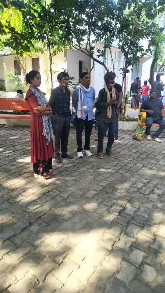 बमीठा थाना क्षेत्र के कांवड़ में गोरिशंकर यादव की भैंसें गुमने के बाद पीड़ित पहुंचा एसपी कार्यालय