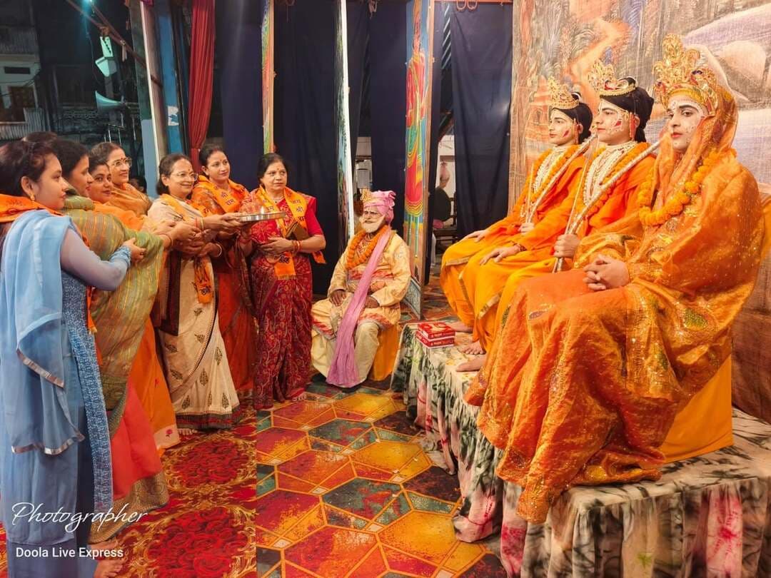 *पिता महाराज दशरथ के निधन का समाचार सुन भावुक हुए श्रीराम, भरत ने सिर पर रखीं प्रभु की खड़ाऊं*
*श्री बिहारी रामलीला समाज की 130वीं रामलीला में श्रीराम-भरत मिलाप का भावपूर्ण मंचन, भाई के प्रति प्रेम, त्याग और मर्यादा ने दर्शकों को किया भावविभोर*
सतना। श्री बिहारी रामलीला समाज द्वारा सुभाष पार्क मैदान में आयोजित 130वें वर्ष की रामलीला में चित्रकूट में प्रभु श्रीराम और भरत के मिलाप का अत्यंत भावुक एवं हृदयस्पर्शी मंचन किया गया। श्रीराम, लक्ष्मण और माता सीता के वनगमन के बाद चित्रकूट पहुंचे भरत जी ने जब प्रभु श्रीराम को अपने पिता महाराज दशरथ के बैकुंठ लोक सिधारने का समाचार सुनाया, तो वे गहरे दुःख में डूब गए। पिता के वियोग की पीड़ा और परिवार पर आए इस संकट ने वातावरण को भावुक कर दिया।
मंचन के दौरान भरत जी ने प्रभु श्रीराम से अयोध्या लौटकर राजपाट संभालने का आग्रह किया। उन्होंने अपने बड़े भाई के प्रति प्रेम और श्रद्धा व्यक्त करते हुए कहा कि अयोध्या की प्रजा अपने राजा की प्रतीक्षा कर रही है। पिता महाराज दशरथ के निधन के बाद अयोध्या का राजसिंहासन सूना है। इस पर प्रभु श्रीराम ने भरत जी को समझाया कि पिता महाराज दशरथ द्वारा दिए गए वचन और आज्ञा का पालन करना अब और भी आवश्यक हो गया है। रघुकुल की मर्यादा और पिता के वचन की रक्षा के लिए चौदह वर्ष का वनवास पूर्ण करना उनका धर्म है।
भरत ने सिर पर रखीं प्रभु श्रीराम की खड़ाऊं
प्रभु श्रीराम को अयोध्या वापस लौटने के लिए मनाने में असफल होने पर भरत जी ने उनकी खड़ाऊं अपने सिर पर धारण की और उन्हें अयोध्या ले जाने का संकल्प लिया। उन्होंने निर्णय किया कि प्रभु श्रीराम की खड़ाऊं ही अयोध्या के सिंहासन पर विराजमान होंगी और वे स्वयं उनके प्रतिनिधि के रूप में राज्य का दायित्व निभाएंगे। श्रीराम और भरत के बीच हुए संवाद ने दर्शकों को भावविभोर कर दिया। इस प्रसंग ने भाई के प्रति अगाध प्रेम, समर्पण, त्याग और मर्यादा का अनुपम संदेश दिया।
स्थानीय कलाकार जीवंत कर रहे रामायण के प्रसंग
श्री बिहारी रामलीला समाज के प्रचार-प्रसार प्रमुख श्याम लाल गुप्ता ‘श्यामू’ ने बताया कि 130 वर्षों से निरंतर संचालित श्री बिहारी रामलीला समाज की विशेषता यह है कि रामायण के विभिन्न प्रसंगों का सजीव चित्रण करने वाले सभी कलाकार स्थानीय हैं। कलाकार अपनी प्रतिभा और अभिनय के माध्यम से प्रभु श्रीराम के आदर्शों, भारतीय संस्कृति और पारिवारिक संस्कारों को जीवंत कर रहे हैं।
गहोई वैश्य समाज के पदाधिकारी एवं गणमान्यजन रहे उपस्थित
इस अवसर पर श्री बिहारी रामलीला समाज के महंत बृजेंद्र कुमार दुबे, सहमहंत शैलेंद्र कुमार दुबे, समन्वयक पं. हरि प्रकाश गोस्वामी, अध्यक्ष रविशंकर गौरी एवं महामंत्री राजेश चतुर्वेदी ‘पालन’ उपस्थित रहे।
कार्यक्रम में अतिथि के रूप में गहोई वैश्य पंचायत महिला मंडल की अध्यक्ष श्रीमती अर्चना बड़ेरिया, उपाध्यक्ष कल्पना कटारे, श्रीमती ममता मोर, छाया अरुसिया, सारिका गुप्ता, शीतल कुचया एवं रिंकी कुचया नीता सोनी शामिल हुईं।
इसके साथ ही गहोई वैश्य पंचायत के अध्यक्ष संजय बड़ेरिया, संजय गुप्ता, मनोज कटारे, राजेश बड़ेरिया, राजकिशोर जुडेले, कमलेश सेठिया, दिनेश चौदहा, सचिव धीरेंद्र अरुसिया, विनोद खागर, सुनील कुदरया, हर्ष गुप्ता, संस्कार गुप्ता, संजय अग्रवाल (इटमा वाले), अंशुली रैकवार, गणेश कुशवाहा, जय प्रकाश केसरवानी, दीपक अग्रवाल एवं रुचिका संजय अग्रवाल नीमा सहित अन्य गणमान्यजन उपस्थित रहे।
सुभाष पार्क मैदान में आयोजित रामलीला के इस भावपूर्ण प्रसंग ने श्रद्धालुओं को प्रभु श्रीराम के आदर्शों, भरत के त्याग और भाइयों के अटूट प्रेम का संदेश दिया।