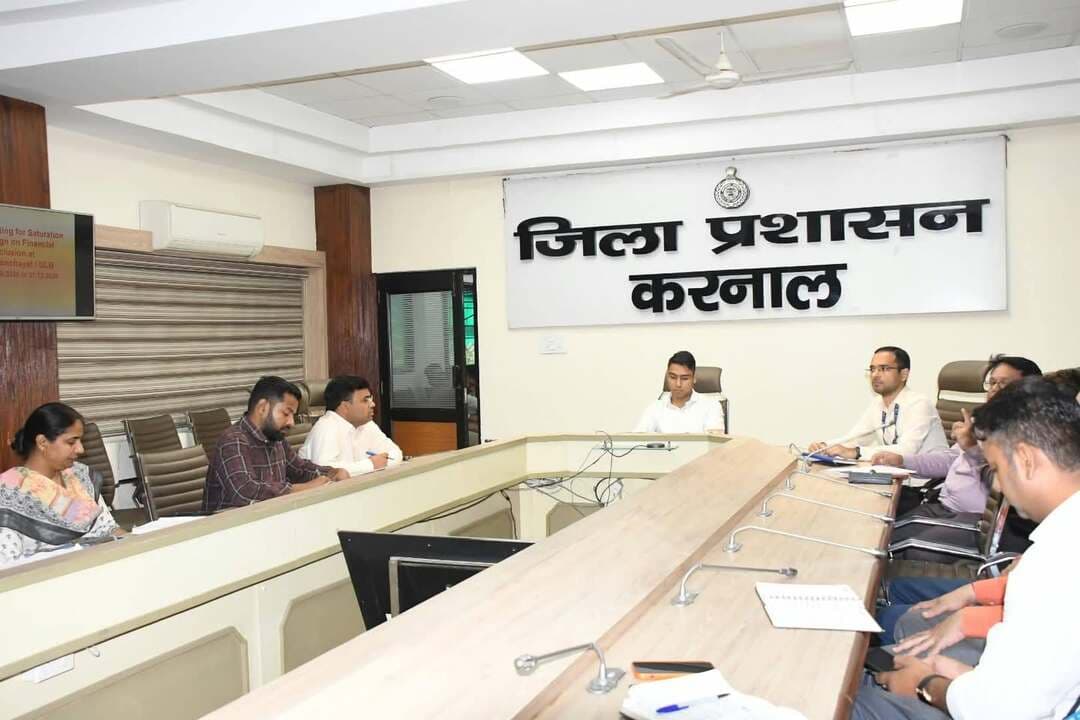 वित्तीय समावेशन अभियान के तहत 21 अक्टूबर से 31 दिसंबर तक जिला की सभी ग्राम पंचायतों में लगेंगे विशेष कैंप : एडीसी डॉ. राहुल रईया
21 अक्टूबर को कुटेल में होगा राज्य स्तरीय कार्यक्रम, कैंपों में बैंकिंग योजनाओं की जानकारी देने के साथ मौके पर मिलेंगी सुविधाएं
मुख्यमंत्री अंत्योदय परिवार उत्थान योजना के लंबित आवेदनों का एक सप्ताह में करें समाधान : एडीसी
करनाल, 13 अक्तूबर। एडीसी डॉ. राहुल रईया ने कहा कि वित्तीय समावेशन अभियान के तहत 21 अक्टूबर से 31 दिसंबर तक जिला की सभी ग्राम पंचायतों में बैंकों द्वारा विशेष कैंप आयोजित किए जाएंगे। इन कैंपों के माध्यम से आमजन को बैंकिंग सेवाओं, केंद्र व राज्य सरकार की विभिन्न वित्तीय योजनाओं तथा उनके लाभों के बारे में जागरूक किया जाएगा। साथ ही, पात्र लोगों को मौके पर ही संबंधित सुविधाओं का लाभ प्रदान करने का प्रयास किया जाएगा। इस अभियान के तहत 21 अक्टूबर को कुटेल में राज्य स्तरीय कार्यक्रम का आयोजन भी किया जाएगा।
एडीसी डॉ. राहुल रईया मंगलवार को लघु सचिवालय के सभागार में जिला स्तरीय समीक्षा समिति की बैठक की अध्यक्षता कर रहे थे। उन्होंने अग्रणी जिला प्रबंधक को निर्देश दिए कि वित्तीय समावेशन अभियान के तहत आयोजित होने वाले कैंपों का शेड्यूल तैयार करके सभी बैंकों की शाखाओं के साथ साझा किया जाए, ताकि बैंक अधिकारी संबंधित ग्राम पंचायतों के सरपंचों के सहयोग से इन कैंपों का प्रभावी ढंग से आयोजन सुनिश्चित कर सकें। उन्होंने डीडीपीओ को निर्देश दिए कि बीडीपीओ के माध्यम से गांवों में इन कैंपों के बारे में व्यापक प्रचार-प्रसार करवाया जाए, ताकि अधिक से अधिक पात्र नागरिक इनका लाभ उठा सकें।
इन योजनाओं की दी जाएगी जानकारी
एडीसी ने बताया कि वित्तीय समावेशन कैंपों में प्रधानमंत्री जीवन ज्योति बीमा योजना, प्रधानमंत्री सुरक्षा बीमा योजना और अटल पेंशन योजना सहित विभिन्न जनकल्याणकारी योजनाओं की जानकारी दी जाएगी। इसके अलावा आधार सीडिंग, प्रधानमंत्री जन धन योजना के तहत खाते खोलने, जन धन खातों की री-केवाईसी तथा सी-केवाईसी सहित बैंकिंग से संबंधित अन्य प्रक्रियाओं के बारे में भी लोगों को जागरूक किया जाएगा। उन्होंने कहा कि इन कैंपों का उद्देश्य आमजन को बैंकिंग सेवाओं से जोडऩा और सरकारी योजनाओं का लाभ पात्र लाभार्थियों तक पहुंचाना है।
लंबित ऋण आवेदनों का समयबद्ध निपटारा करें अधिकारी
बैठक में एडीसी डॉ. राहुल रईया ने मुख्यमंत्री अंत्योदय परिवार उत्थान योजना के तहत लंबित ऋण आवेदनों की भी समीक्षा की। उन्होंने संबंधित बैंक अधिकारियों को निर्देश दिए कि लंबित आवेदनों का प्राथमिकता के आधार पर शीघ्र निपटारा किया जाए। यदि किसी आवेदन को अस्वीकृत किया जाना है, तो उससे संबंधित प्रक्रिया और आवश्यक कार्रवाई भी एक सप्ताह के भीतर पूरी की जाए, ताकि पात्र लाभार्थियों को अनावश्यक देरी का सामना न करना पड़े। उन्होंने अधिकारियों को निर्देश दिए कि जनकल्याणकारी योजनाओं के क्रियान्वयन में गंभीरता बरतें और पात्र लोगों को समय पर लाभ उपलब्ध करवाना सुनिश्चित करें।
बैठक में अग्रणी जिला प्रबंधक राजीव मिन्हास, नाबार्ड के डीडीएम हिमांशु खत्री, डीडीपीओ कंचनलता सहित विभिन्न बैंकों के डीसीओज मौजूद रहे।