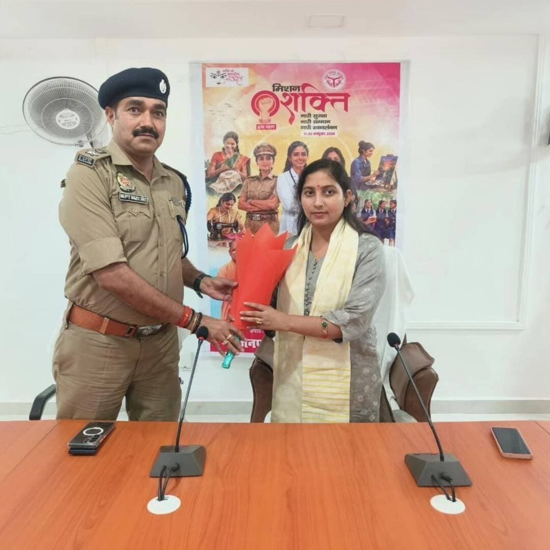 #Balrampur ! मेधावी छात्राएं और उत्कृष्ट महिलाएं सम्मानित...
#बलरामपुर, 13 अक्टूबर 2026 — उत्तर प्रदेश सरकार के 'मिशन शक्ति अभियान 6.0' के तहत पुलिस अधीक्षक कार्यालय में मंगलवार को महिला सुरक्षा, सम्मान एवं स्वावलंबन पर केंद्रित जागरूकता और सम्मान समारोह आयोजित हुआ।
जिला पंचायत अध्यक्ष सुश्री आरती तिवारी और पुलिस अधीक्षक श्री मार्तण्ड प्रकाश सिंह के आतिथ्य में संपन्न इस कार्यक्रम में खेल, शिक्षा, चिकित्सा और सामाजिक क्षेत्र की विशिष्ट महिलाओं, मेधावी छात्राओं तथा महिला पुलिस कर्मियों को प्रशस्ति पत्र देकर सम्मानित किया गया।
इस दौरान पुलिस अधीक्षक ने आपातकालीन सहायता के लिए 1090 (वीमेन पावर लाइन), 112 (पुलिस), 1076 (मुख्यमंत्री हेल्पलाइन), 181 (महिला हेल्पलाइन) और 1098 (चाइल्ड हेल्पलाइन) नंबरों की जानकारी देते हुए महिलाओं को पूरी गोपनीयता और त्वरित मदद का भरोसा दिलाया। कार्यक्रम में बड़ी संख्या में महिलाओं व बालिकाओं ने उत्साहपूर्वक भाग लिया।
#balrampurpolice