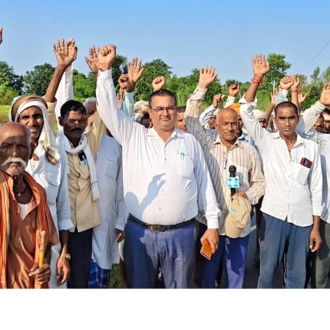 #Balrampur ! नाले की सफाई न होने से कई एकड़ धान बर्बाद, आक्रोशित किसानों ने किया प्रदर्शन
• लखनीपुर नाले पर जुटे ग्रामीणों ने फूंका जलभराव पर गुस्सा
• जिलाधिकारी से लगाई गुहार: 'नुकसान का मुआवजा मिले, नाले की तुरंत हो सफाई'
#बलरामपुर। जिले की ग्राम सभा फरेंदा (लखनीपुर पुरवा) व सदर ब्लॉक क्षेत्र में प्रशासनिक लापरवाही किसानों पर भारी पड़ गई। दोन्दरहिया नाले की समय पर सफाई न होने से भीषण जलभराव हो गया, जिससे लगभग 30 एकड़ धान की फसल डूबकर तबाह हो गई। गाद और झाड़ियों से पट चुके नाले में पानी की निकासी ठप होने से खेतों में कई फीट पानी भर गया है।
बर्बादी से आक्रोशित किसानों ने मंगलवार दोपहर 3 बजे लखनीपुर नाले के पास एकत्र होकर प्रदर्शन किया। किसानों ने जिलाधिकारी को प्रार्थना पत्र भेजकर तत्काल जल निकासी कराने, स्थलीय निरीक्षण कर नुकसान का आकलन कराने और उचित फसल क्षतिपूर्ति (मुआवजा) दिलाने की पुरजोर मांग की है।
प्रार्थना पत्र पर श्यामरंग, ननके, रामनरेश, राम बिलास, सरवन शुक्ला, खेम चंद, राम धीरज शुक्ला, राम अभिलाख, बनवारी, अंगनू, राम पराग और भगवती शुक्ला सहित दर्जनों किसानों के हस्ताक्षर हैं। ग्रामीणों ने चेतावनी दी है कि यदि जल्द कार्रवाई कर राहत न दी गई तो वे आंदोलन को बाध्य होंगे।
#DMbalrampur