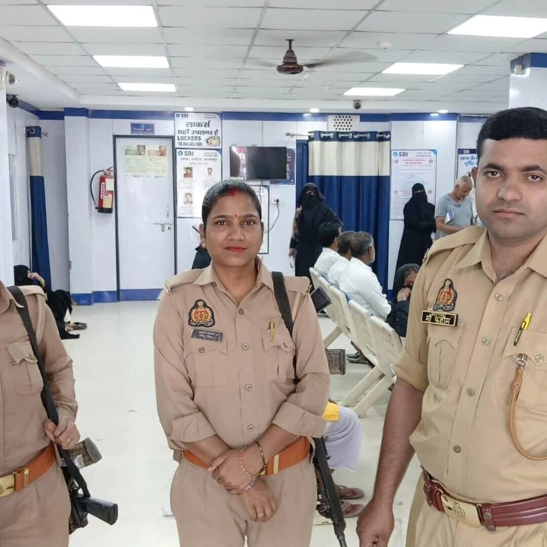 #बलरामपुर में सुरक्षा कड़ी: बैंकों और वित्तीय संस्थानों में सघन चेकिंग, साइबर फ्रॉड से बचने के दिए गए टिप्स
बलरामपुर, 13 अक्टूबर 2026:
पुलिस अधीक्षक मार्तण्ड प्रकाश सिंह के निर्देशानुसार जनपद में सुरक्षा एवं कानून-व्यवस्था को और अधिक सुदृढ़ बनाने के लिए बैंकों, डाकघरों और वित्तीय संस्थानों में सघन चेकिंग अभियान चलाया गया। समस्त थाना प्रभारियों और पुलिस टीमों ने अपने-अपने क्षेत्रों में वित्तीय संस्थानों की गहन जांच की।
अभियान के दौरान पुलिस ने बैंकों के आसपास संदिग्ध व्यक्तियों और वाहनों की चेकिंग की। साथ ही सीसीटीवी कैमरों, फायर अलार्म और अन्य सुरक्षा उपकरणों की कार्यशीलता का जायजा लिया गया। बैंक कर्मियों और ड्यूटी पर तैनात पुलिसकर्मियों को पूरी सतर्कता बरतने के निर्देश दिए गए।
इस दौरान वित्तीय संस्थानों में मौजूद आमजन को साइबर फ्रॉड से बचाव के उपाय बताते हुए सुरक्षित बैंकिंग के प्रति जागरूक किया गया। बलरामपुर पुलिस ने स्पष्ट किया है कि आमजन की सुरक्षा और वित्तीय संस्थानों की चौकसी के लिए ऐसे अभियान निरंतर जारी रहेंगे।