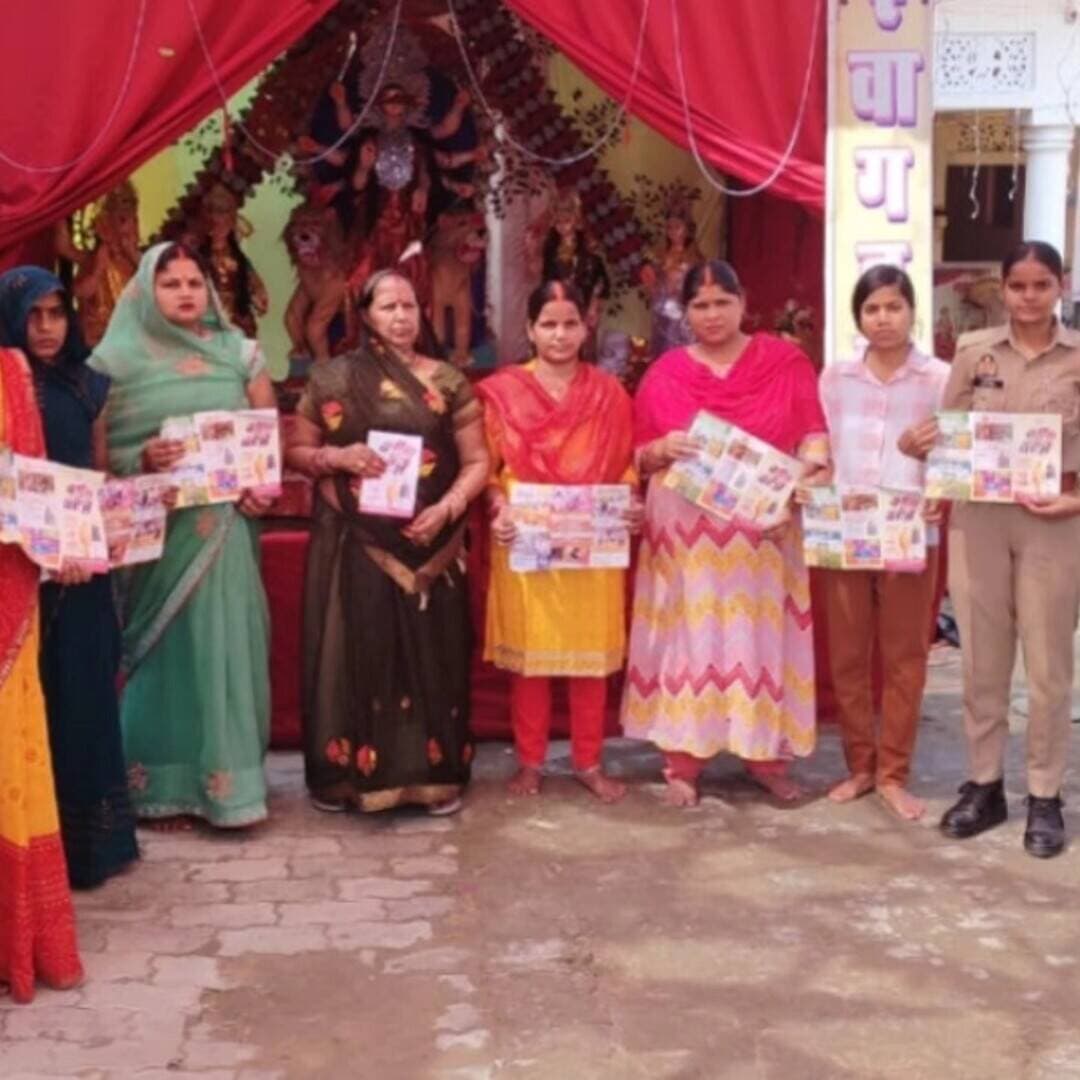 #बलरामपुर में पुलिस ने गांवों-स्कूलों में महिलाओं को सुरक्षा और अधिकारों के प्रति किया जागरूक
बलरामपुर, 13 अक्टूबर 2026:
पुलिस अधीक्षक मार्तण्ड प्रकाश सिंह के निर्देशन एवं एएसपी व नोडल प्रभारी विशाल पाण्डेय के पर्यवेक्षण में जनपदभर के थानों द्वारा 'मिशन शक्ति' जनजागरूकता अभियान चलाया गया। मिशन शक्ति टीमों ने गांवों, कस्बों व विद्यालयों में पहुंचकर महिलाओं और बालिकाओं को सुरक्षा, सम्मान एवं उनके कानूनी अधिकारों के प्रति जागरूक किया।
कार्यक्रम में महिलाओं की समस्याओं को सुनकर त्वरित निस्तारण का आश्वासन दिया गया। साथ ही दहेज प्रथा, बाल विवाह, घरेलू हिंसा, गुड टच-बैड टच और डिजिटल अरेस्ट (साइबर अपराध) जैसे विषयों पर जानकारी दी गई। बाल विवाह व दहेज प्रथा को दंडनीय अपराध बताते हुए इनसे दूर रहने की अपील की गई।
प्रमुख आपातकालीन हेल्पलाइन नंबर:
वूमेन पावर लाइन: 1090
पुलिस आपात सेवा: 112
महिला हेल्पलाइन: 181
चाइल्ड हेल्पलाइन: 1098
साइबर हेल्पलाइन: 1930
स्वास्थ्य एवं एम्बुलेंस: 102 / 108
इस दौरान थानों पर संचालित 'मिशन शक्ति केंद्र' व 'परिवार परामर्श केंद्र' की कार्यप्रणाली समझाकर जागरूकता पंपलेट बांटे गए। बलरामपुर पुलिस ने दोहराया कि महिलाओं व बालिकाओं की सुरक्षा और सशक्तिकरण के लिए यह अभियान निरंतर जारी रहेगा।
क्या यह प्रारूप आपकी आवश्यकता के अनुसार पर्याप्त कसा हुआ है, या इसमें कोई और बदलाव चाहते हैं?