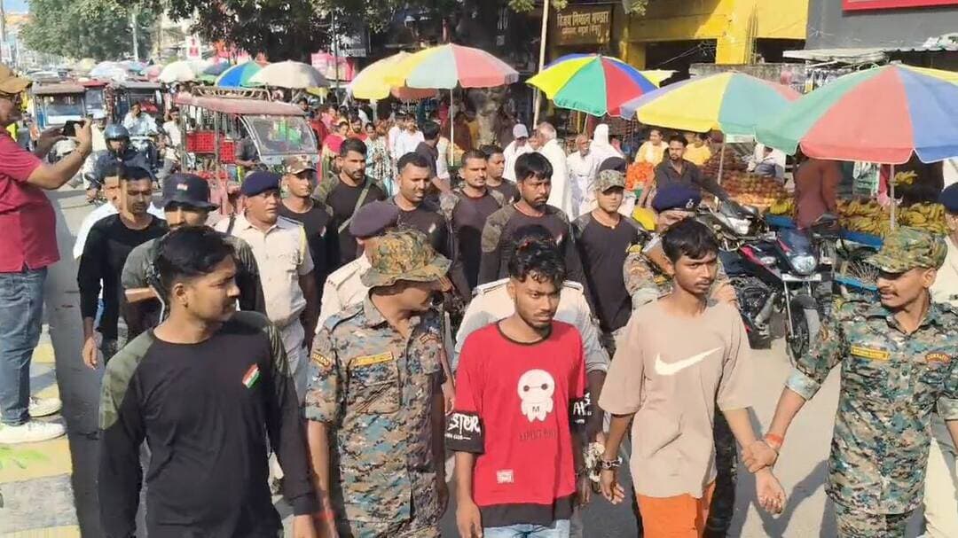 भभुआ सब्जी मंडी में हुई धनजी की चाकू मारकर हत्या मामले में पुलिस ने भभुआ शहर के अखिलेश कुमार उर्फ भंटु (वार्ड 20) व कृष्णा पटेल (वार्ड 21)—तथा दो विधि-विरुद्ध बालकों को निरुद्ध किया है। गिरफ्तारी के बाद पुलिस प्रशासन द्वारा अपराधियों का मनोबल तोड़ने और आम जनता में सुरक्षा का विश्वास जगाने के उद्देश्य से आरोपियों को घटनास्थल सब्जी मंडी से लेकर जूता दुकान होते हुए पूरे शहर में पैदल घुमाया गया और भभुआ थाना ले जाया गया।