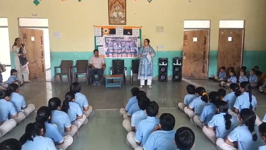 बहरोड़ के बचपन स्कूल में पहुँचे न्यायिक अधिकारी
विद्यार्थियों को न्यायिक अधिकारियों ने दी विधिक जानकारी
विद्यार्थियों को बताए उनके कानूनी अधिकार
स्कूल निदेशक डॉ सन्दीप यादव ने दी जानकारी