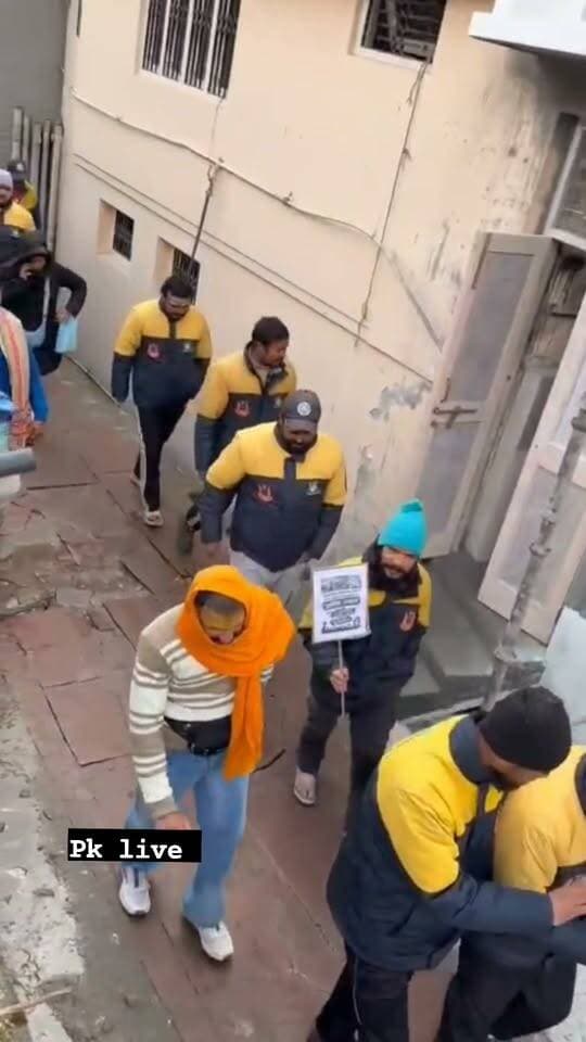 केदारनाथ धाम में बीकेटीसी के अस्थायी कर्मचारियों का आंदोलन, एक सप्ताह तक करेंगे क्रमिक अनशन!! करीब 300 कार्मिकों की लंबित मांगों पर नहीं हुआ समाधान!!
दिवंगत कर्मचारियों के आश्रितों को आर्थिक सहायता देने की भी मांग, मांगें पूरी नहीं होने पर अनिश्चितकालीन हड़ताल की चेतावनी!!
रुद्रप्रयाग। बदरीनाथ-केदारनाथ मंदिर समिति (बीकेटीसी) के अधीन कार्यरत अस्थायी कर्मचारियों ने अपनी वर्षों पुरानी लंबित मांगों का निराकरण नहीं होने पर आंदोलन का ऐलान किया है। दशकों से बदरीनाथ और केदारनाथ धाम सहित मंदिर समिति के अधीनस्थ मंदिरों में सेवाएं दे रहे करीब 300 अस्थायी कार्मिक अब अपने अधिकारों की मांग को लेकर आंदोलन की राह पर हैं। कर्मचारियों ने मंगलवार से एक सप्ताह तक मंदिर केदारनाथ मंदिर प्रांगण में क्रमिक अनशन करने का निर्णय लिया है। साथ ही चेतावनी दी है कि निर्धारित अवधि में मांगों पर सकारात्मक कार्रवाई नहीं हुई तो वे अनिश्चितकालीन हड़ताल शुरू करने के लिए बाध्य होंगे।