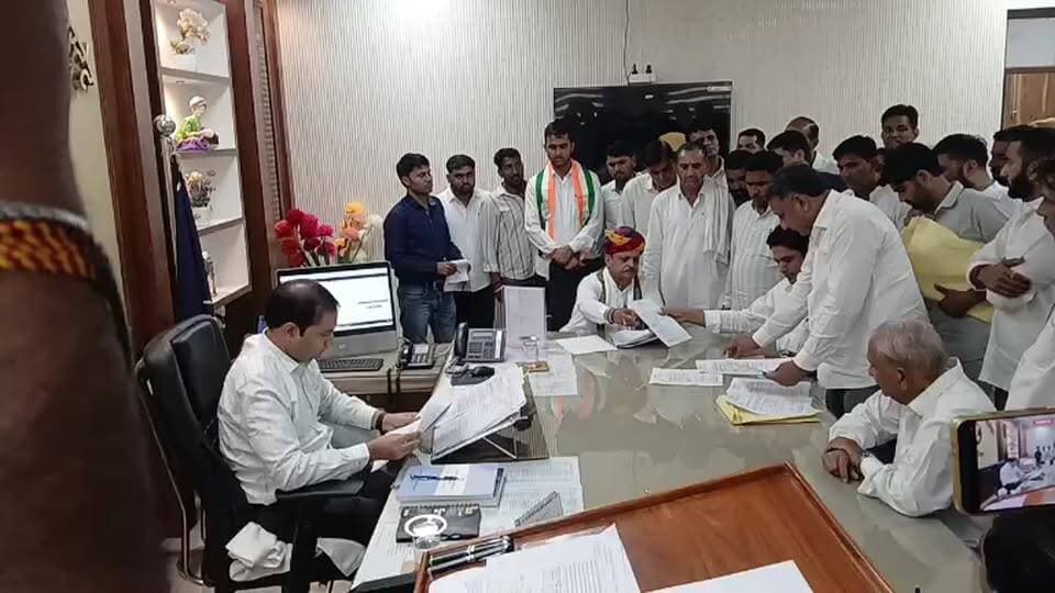 जिला परिषद के सिंबल जमा करवाने विधायक एवं कांग्रेस जिला अध्यक्ष डॉ विकास चौधरी पंहुचे जिला निर्वाचन कार्यालय
#अजमेर जिला परिषद् सदस्य के लिए नामांकन का आज अंतिम दिन...🔴
देखिए लाइव #मरूधरा_टूडे पर
#ajmer #trend #october #october2026 #ajmercity #ajmernews #today #updatenews #headlines #rajasthan #राजस्थान #rajasthannews #bigbreakingNews #latestnews #news #newsupdate #crime #crimenews #ajmerbreaking #marudharatoday #मरूधरा_टूडे #पंचायतीराज_चुनाव_2026 #जिला_प्रमुख #प्रधान #जिला_परिषद #पंचायत_समिति #Navratrispecial #Navratri2026