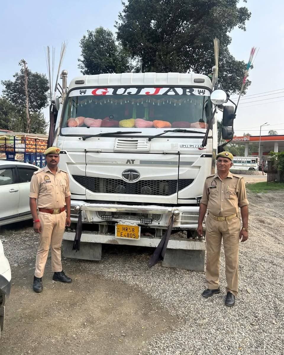 सहारनपुर में अवैध खनन के खिलाफ पुलिस की बड़ी कार्रवाई, ओवरलोडिंग और बिना रॉयल्टी के दो डंपर सीज
सहारनपुर के थाना चिलकाना पुलिस ने अवैध खनन के खिलाफ कार्रवाई करते हुए बिना रॉयल्टी और ओवरलोड खनन सामग्री का परिवहन करने वाले दो डंपरों को सीज किया है। पुलिस ने राजस्व टीम के साथ चिलकाना-दूमझेड़ा मार्ग पर चेकिंग के दौरान दोनों वाहनों को पकड़ा। डंपरों में ओवरलोड गिट्टी भरी हुई थी। पुलिस ने खनन सामग्री समेत दोनों वाहनों को सीज कर थाने में खड़ा करा दिया। यह कार्रवाई एसएसपी सहारनपुर के निर्देशन में चलाए जा रहे अभियान के तहत की गई।
#Saharanpur #SaharanpurPolice #IllegalMining #MiningAction #ChilkanaPolice #Overloading #IllegalMiningTransport
