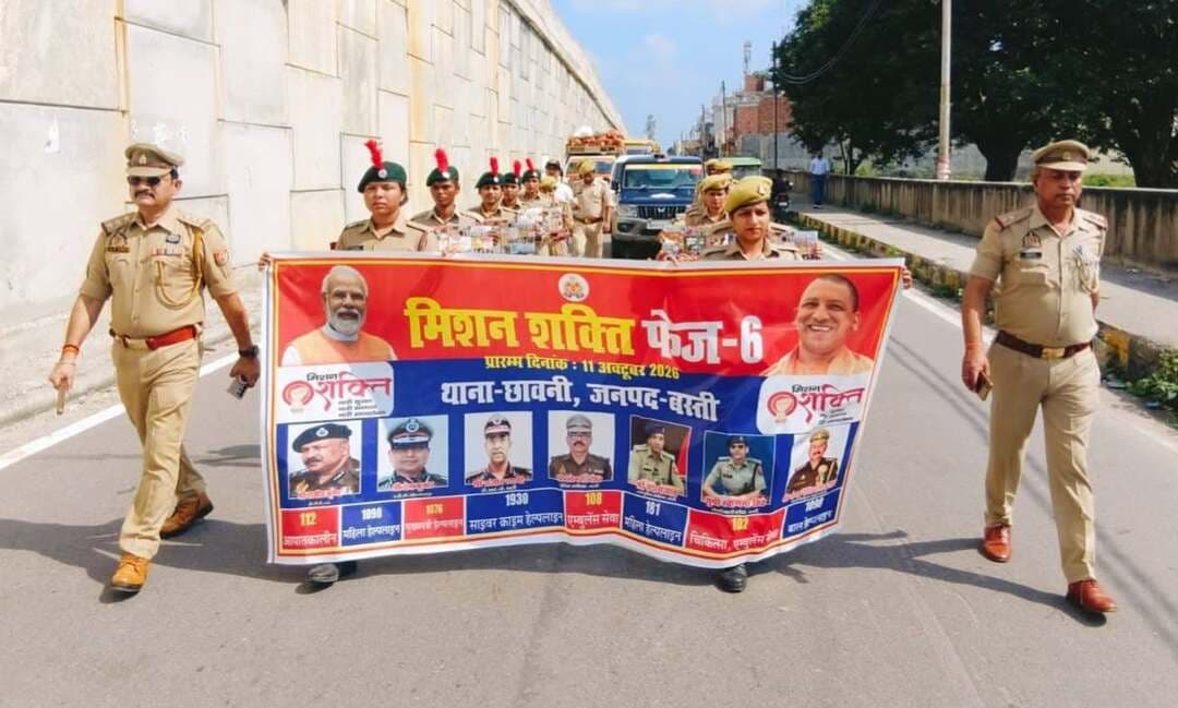 बस्ती। मिशन शक्ति फेज 6.0 के प्रथम चरण के तहत थाना छावनी पुलिस एवं NCC कैडेट्स द्वारा आज यातायात जागरूकता अभियान चलाया गया।
पुलिस अधीक्षक बस्ती ओमवीर सिंह के निर्देशन में, अपर पुलिस अधीक्षक श्यामकांत के कुशल निर्देशन और क्षेत्राधिकारी हर्रैया सुश्री स्वर्णिमा सिंह के पर्यवेक्षण में यह अभियान चलाया गया।
प्रभारी निरीक्षक राणा देवेंद्र प्रताप सिंह के नेतृत्व में मिशन शक्ति टीम और NCC कैडेट्स ने थाना छावनी से पैदल मार्च निकाला। यह मार्च कस्बा छावनी होते हुए NH-27 हाईवे से राम जानकी तिराहे तक गया। राम जानकी तिराहे पर यातायात व्यवस्था को सुचारू बनाए रखने और आम जनमानस को यातायात नियमों के प्रति जागरूक किया गया।
पुलिस टीम ने वाहन चालकों को हेलमेट पहनने, सीट बेल्ट लगाने, गति सीमा में वाहन चलाने, मोबाइल फोन का प्रयोग न करने और नशे की हालत में वाहन न चलाने के लिए जागरूक किया। काली फिल्म और अवैध हूटर न लगाने के भी निर्देश दिए गए।
साथ ही महिलाओं एवं बालिकाओं को नारी सुरक्षा, नारी सम्मान और नारी स्वावलंबन के प्रति जागरूक किया गया। किसी भी समस्या पर हेल्पलाइन नंबर 1090, 1076, 1098, 181, 112, 102, 108 और साइबर हेल्पलाइन 1930 तथा थाने के CUG नंबर 9454403109 पर संपर्क करने के लिए प्रेरित किया गया।
इस अभियान का मुख्य उद्देश्य महिलाओं की सुरक्षा सुनिश्चित करना और सुरक्षित यातायात व्यवस्था के प्रति जनजागरूकता बढ़ाना रहा।
इस दौरान उ0नि0 सत्येंद्र यादव, हे0का0 संदीप सिंह, का0 चंद्रकेश प्रजापति, म0आ0 प्रभा पांडे, ऋतुजा वर्मा, रोशनी चौरसिया, आराधना सिंह, खुशबू राठौर और NCC महिला कैडेट्स रजनी जायसवाल, बंदना, नेहा, खुशबू, रुचि सहित अन्य पुलिसकर्मी मौजूद रहे।