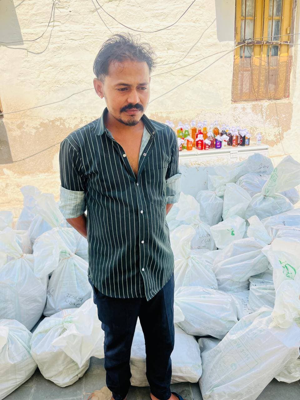 अजमेर में अवैध शराब के खिलाफ बड़ी कार्रवाई, 48 ब्रांड की शराब बरामद
कंटेनर में चल रही थी अवैध शराब की ब्रांच, 52 पेटी अंग्रेजी शराब और बीयर जब्त; एक आरोपी गिरफ्तार
अजमेर। जिला स्पेशल टीम अजमेर और मांगलियावास थाना पुलिस ने अवैध शराब के खिलाफ बड़ी कार्रवाई करते हुए कोटाज गांव में एक कंटेनरनुमा दुकान से भारी मात्रा में अवैध शराब और बीयर बरामद की है। पुलिस ने मौके से 48 प्रकार के ब्रांड की करीब 52 पेटी अंग्रेजी शराब, देशी शराब और बीयर जब्त कर एक आरोपी को गिरफ्तार किया है। बरामद शराब की अनुमानित कीमत करीब 2.50 लाख रुपए बताई गई है।
पुलिस अधीक्षक अजमेर के निर्देश पर जिला स्पेशल टीम और मांगलियावास थाना पुलिस ने मुखबिर की सूचना पर यह कार्रवाई की। पुलिस को सूचना मिली थी कि कोटाज गांव में एक कंटेनर में अवैध रूप से शराब की ब्रांच संचालित की जा रही है। सूचना की पुष्टि के बाद पुलिस टीम ने मौके पर दबिश दी।
कार्रवाई के दौरान कंटेनरनुमा दुकान में शराब की बिक्री की जा रही थी। पुलिस ने दुकान संचालक से शराब बेचने का लाइसेंस और परमिट मांगा, लेकिन वह कोई वैध दस्तावेज पेश नहीं कर सका। इसके बाद पुलिस ने तलाशी लेकर विभिन्न ब्रांड की अंग्रेजी और देशी शराब के साथ बीयर बरामद की।
पुलिस के अनुसार जब्त शराब में रॉयल चैलेंज, ब्लेंडर्स प्राइड, रॉयल स्टैग, मैकडॉवेल्स, ग्रीन लेबल सहित कई ब्रांड की शराब शामिल है। इसके अलावा बीयर के भी अलग-अलग ब्रांड बरामद किए गए। पुलिस ने शराब जब्त कर आरोपी को गिरफ्तार कर लिया।
मामले में मांगलियावास थाने में राजस्थान आबकारी अधिनियम की धारा 19/54 के तहत प्रकरण दर्ज किया गया है। पुलिस आरोपी से पूछताछ कर अवैध शराब की खरीद-फरोख्त और सप्लाई नेटवर्क के संबंध में जांच कर रही है।
Ajmer Police Rajasthan