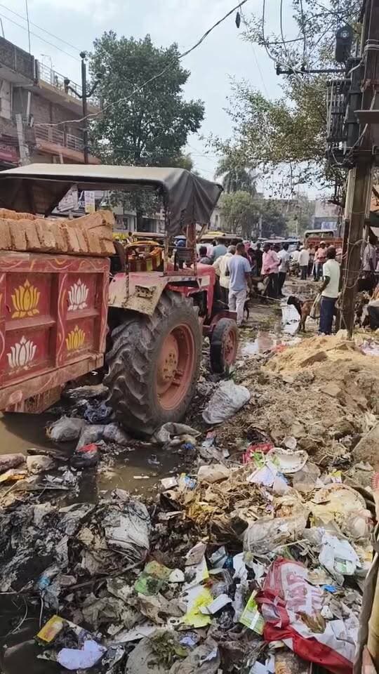 🔴 हजारीबाग में बकरा विक्रेताओं का जमावड़ा, पगमिल रोड पर लगा जाम! 🚨
📍 पगमिल रोड, ओकनी मोड़ | हजारीबाग
असखसी बकरा विक्रेताओं के जुटने से सड़क पर लगा जाम, राहगीरों को हो रही भारी परेशानी! 🚦
📹 देखिए Ugta Jharkhand पर LIVE तस्वीरें।
Arvind Kumar Rana
#NehaVora #nagarnigamhazaribah
#Hazaribagh #पमिलरोड #ओकनीमोड़ #TrafficJam #HazaribaghNews #BreakingNews #GroundReport #UgtaJharkhand #LiveNews #JharkhandNews