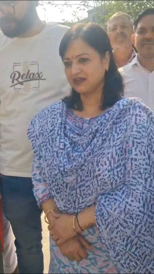 CHANDAUSI ख़राब सड़को को लेकर नगर पालिका चेयरमैन लता वार्ष्णेय ने दिया बड़ा बयान वीडियो वायरल।
#viralchallenge #chandausicity #sambhalnews