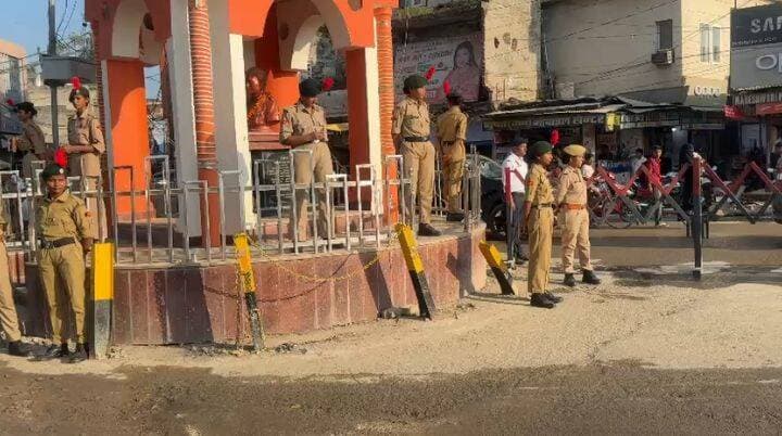 #Balrampur ! सड़कों पर उतरीं NCC कैडेट्स और महिला पुलिस, दिया सुरक्षा का संदेश
#बलरामपुर: जनपद में 'मिशन शक्ति फेज-6.0' के तहत मंगलवार को बलरामपुर पुलिस ने व्यापक जागरूकता अभियान चलाया। पुलिस अधीक्षक मार्तण्ड प्रकाश सिंह के निर्देशन और एएसपी विशाल पाण्डेय के पर्यवेक्षण में महिला पुलिसकर्मियों व एनसीसी कैडेट्स ने शहर में सुरक्षा और यातायात का संदेश दिया।
चौराहों पर संभाली ट्रैफिक कमान
सीओ नगर अभिषेक सिंह के नेतृत्व में वीर विनय चौराहे सहित प्रमुख बाजारों में महिला पुलिस व एनसीसी कैडेट्स ने यातायात संचालन किया। इस दौरान वाहन चालकों को हेलमेट, सीट बेल्ट की अनिवार्यता और यातायात नियमों के पालन का पाठ पढ़ाया गया।
कानूनी अधिकारों और साइबर सुरक्षा का पाठ
सार्वजनिक स्थलों पर महिलाओं-बालिकाओं को उनके कानूनी अधिकारों, पॉक्सो एक्ट, घरेलू हिंसा निरोधक कानूनों और साइबर सुरक्षा के प्रति जागरूक किया गया। किसी भी संकट में तुरंत मदद के लिए प्रमुख हेल्पलाइन नंबर साझा किए गए:
1090 – वूमेन पावर लाइन
181 – महिला हेल्पलाइन
1098 – चाइल्ड हेल्पलाइन
112 – आपातकालीन पुलिस सहायता
इस अभियान में कोतवाल संतोष मिश्रा व यातायात प्रभारी सहित अन्य पुलिसकर्मी उपस्थित रहे। बलरामपुर पुलिस महिलाओं की सुरक्षा, सम्मान और स्वावलम्बन के प्रति पूरी तरह प्रतिबद्ध है और ऐसे अभियान निरंतर जारी रहेंगे।