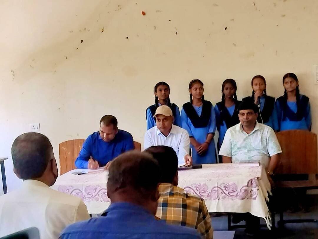 आज दिनांक -13 अक्टूबर 2026 को अनुमंडल पदाधिकारी, समस्तीपुर श्री राकेश कुमार के नेतृत्व में कल्याणपुर एवं पूसा प्रखंड के सभी बूथ लेवल ऑफिसर (बीएलओ) के साथ एक विशेष समीक्षात्मक बैठक का आयोजन किया गया। इस बैठक का मुख्य उद्देश्य बीएलओ को आवश्यक प्रशिक्षण प्रदान करना तथा गहन पुनरीक्षण 2025 की समाप्ति के उपरांत चलाए जाने वाले विशेष अभियान की रूपरेखा तैयार करना था।
बैठक में अनुमंडल पदाधिकारी ने सभी बीएलओ को निर्देश दिया कि वे मतदाता सूची को त्रुटिहीन बनाने के लिए पूरी निष्ठा से कार्य करें। उन्होंने कहा कि आगामी 15 और 16 अक्टूबर को प्रखंड स्तर पर विशेष कैंप का आयोजन किया जाएगा, जिसमें फॉर्म 6, 7 और 8 के माध्यम से नाम जोड़ने, काटने एवं संशोधन करने की प्रक्रिया को पारदर्शी ढंग से पूरा किया जाएगा।
इस विशेष कैंप का उद्देश्य आम नागरिकों को मतदाता सूची से जुड़ी सभी सेवाएं एक ही स्थान पर उपलब्ध कराना है, ताकि कोई भी पात्र व्यक्ति मतदाता सूची से वंचित न रहे। बैठक में यह भी निर्णय लिया गया कि सभी बीएलओ अपने-अपने बूथों पर लोगों को जागरूक करेंगे और कैंप के सफल संचालन में सहयोग करेंगे।
अनुमंडल पदाधिकारी ने बताया कि यह अभियान लोकतंत्र की मजबूती के लिए अत्यंत महत्वपूर्ण है। उन्होंने सभी संबंधित अधिकारियों और कर्मचारियों को निर्देश दिया कि वे निर्धारित तिथि पर ससमय अपने-अपने कैंपों पर पहुंचें और आम जनता की समस्याओं का त्वरित समाधान करें।
#जिला_प्रशासन_समस्तीपुर #समस्तीपुर #मतदाता_जागरूकता #मतदाता_सूची #विशेष_अभियान #BLO #Form6 #Form7 #Form8 #VoterList #VoterAwareness