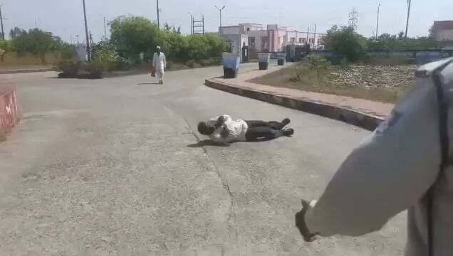 न्याय की आस में लोट लगाकर कलेक्ट्रेट पहुंचा ग्रामीण, मंदसौर में फिर चर्चा में आया अनोखा तरीका
मंदसौर। मल्हारगढ़ विधानसभा क्षेत्र के खेड़ा कोयला गांव का एक व्यक्ति न्याय की गुहार लगाने के लिए लोट लगाते हुए कलेक्ट्रेट कार्यालय पहुंचा। मंगलवार को जनसुनवाई में पहुंचे इस व्यक्ति का मामला चर्चा का विषय बन गया। मंदसौर में इससे पहले भी कई शिकायतकर्ता इसी तरह लोट लगाकर कलेक्ट्रेट पहुंच चुके हैं, जिनके वीडियो सोशल मीडिया पर वायरल हुए थे। अब न्याय की मांग का यह तरीका एक बार फिर सुर्खियों में है।