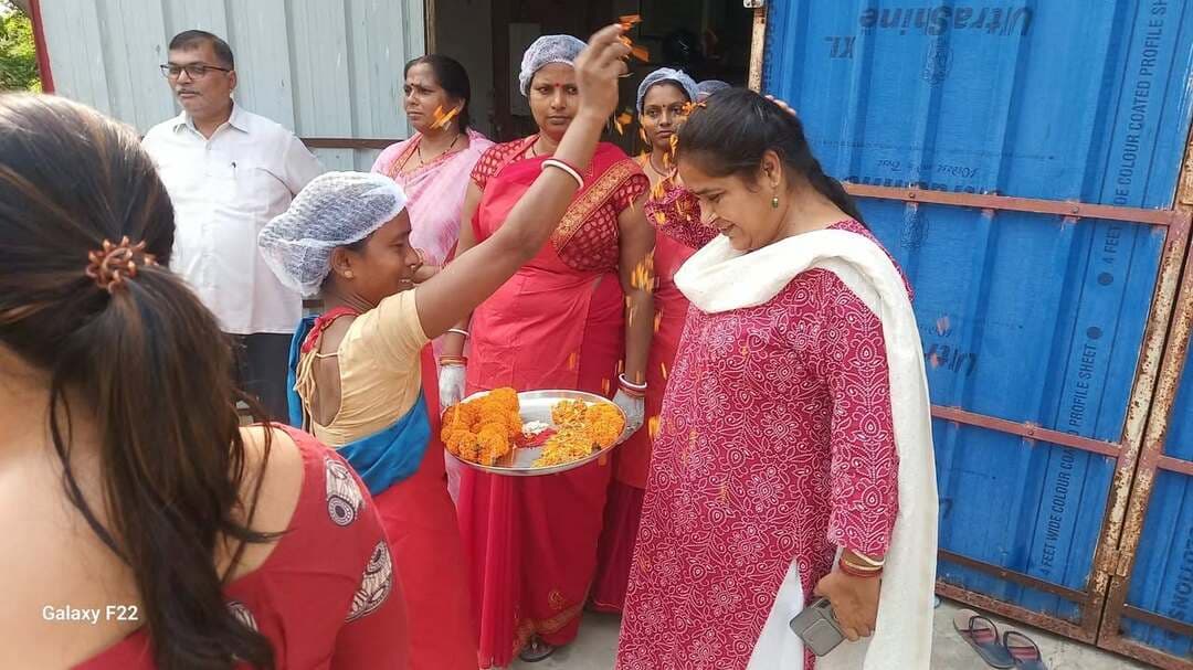 मुजफ्फरपुर जिले के मुशहरी प्रखंड में संगम स्वयं सहायता समूह संकुल स्तरीय संघ (Sangam SHG CLF) की महिलाओं के नेतृत्व में विकसित खाद्य ब्रांड पोषटारा (PoshTara) के प्रचार के लिए 13 अक्टूबर से 8 नवंबर 2026 तक विशेष विज्ञापन एवं जनजागरूकता अभियान चलाया जा रहा है। यह पहल ग्लोबल एलायंस फॉर इंप्रूव्ड न्यूट्रिशन (GAIN), निदान और जीविका बिहार के सामूहिक प्रयास से विकसित हुई है।
अभियान का उद्देश्य: स्थानीय समुदायों तक उत्पादों की जानकारी पहुँचाना, ब्रांड की पहचान और बाजार में पहुँच बढ़ाना, तथा महिला समूहों के उद्यमों को बाजार से जोड़ना। अभियान विज्ञापन एवं प्रचार वाहन के माध्यम से चलाया जाएगा।
प्रचारित उत्पाद:
BiteRight (बाइटराइट): 30 ग्राम का मिलेट-आधारित स्नैक बार, कीमत ₹10। मड़ुआ, बाजरा, मूंगफली और छुआरा से बना, आयरन, फोलिक एसिड व विटामिन B12 से फोर्टिफाइड। इसमें केमिकल प्रिजर्वेटिव, एडिटिव या अतिरिक्त रिफाइंड चीनी नहीं है।
GupShup (गपशप): 20 ग्राम (₹5) और 40 ग्राम (₹10) में उपलब्ध भुना हुआ, कुरकुरा भुजा स्नैक। यह भी आयरन, फोलिक एसिड व विटामिन B12 से फोर्टिफाइड है, डीप-फ्राई नहीं है और इसमें हानिकारक केमिकल या एडिटिव नहीं हैं।
महत्व: यह पहल महिला स्वयं सहायता समूहों को आजीविका गतिविधियों से आगे बढ़ाकर खाद्य प्रसंस्करण, उत्पाद विकास, ब्रांडिंग और विपणन से जोड़ती है। इससे ग्रामीण महिलाओं के लिए आजीविका के अवसर बनने के साथ आम लोगों तक किफायती और बेहतर पोषण वाले उत्पाद पहुँचेंगे।
#CMSamrat
#samratchoudhary
CMO Bihar
Information & Public Relations Department, Government of Bihar
JEEVIKA Bihar