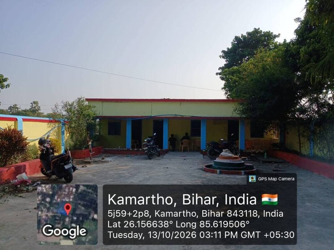 माननीय मुख्यमंत्री जी के आदेशानुसार जिला प्रशासन, मुजफ्फरपुर द्वारा जिला में 'सेवा संकल्प एवं कायाकल्प अभियान' का सफलतापूर्वक क्रियान्वयन किया जा रहा है। जिलाधिकारी, मुजफ्फरपुर ने कहा कि इसके तहत ग्रामीण क्षेत्रों में पूर्व से अवस्थित आधारभूत संरचनाओं एवं परिसम्पत्तियों को सुदृढ़ करने तथा नए परिसम्पत्तियों के निर्माण का कार्य मिशन मोड में किया जा रहा है। इसमें विद्यालयों, आंगनबाड़ी केन्द्रों, सामुदायिक भवनों, स्वास्थ्य उप केन्द्रों का सुदृढ़ीकरण/ उन्नयन एवं नवनिर्माण तथा अन्य महत्वपूर्ण योजनाओं को शामिल किया गया है। ग्राम पंचायतवार प्राथमिकता के अनुसार लगभग 10 योजनाओं का चयन किया गया है। चयनित कार्यों के समयबद्ध एवं गुणवत्तापूर्ण क्रियान्वयन पर विशेष ध्यान दिया जा रहा है। अधिकारियों के क्षेत्र-भ्रमण के दौरान लोगों द्वारा फीडबैक में आधारभूत संरचनाओं एवं परिसम्पत्तियों के सुदृढ़ीकरण पर काफ़ी हर्ष व्यक्त किया जा रहा है तथा माननीय मुख्यमंत्री जी के ऐसे लोक-कल्याणकारी एवं विकासात्मक कार्यों की काफ़ी सराहना की जा रही है। आम जन द्वारा बताया जा रहा है कि मिशन कायाकल्प के तहत किए जा रहे ये कार्य ग्रामीण क्षेत्रों में बेहतर सुविधाएं उपलब्ध कराने, विकास कार्यों को गति देने तथा स्थानीय स्तर पर रोजगार के अवसर सृजित करने की दिशा में महत्वपूर्ण कदम हैं।
फोटो: सेवा संकल्प एवं कायाकल्प अभियान के तहत पंचायत भवन, कमरथू, गायघाट, मुजफ्फरपुर का जीर्णोद्धार कार्य
#CMSamrat
#samratchoudhary
CMO Bihar
Information & Public Relations Department, Government of Bihar