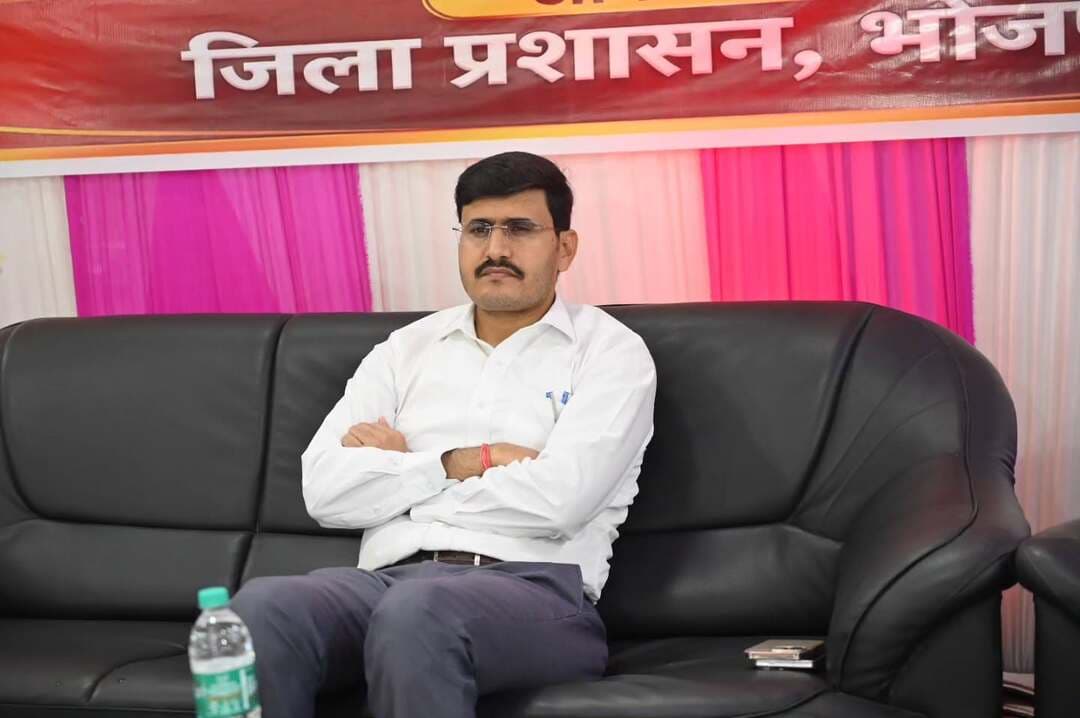 राज्य स्तरीय (अंतर प्रमंडल) विद्यालय कबड्डी प्रतियोगिता-2026 का भव्य शुभारंभ
उद्घाटन मुकाबले में पटना प्रमंडल ने भागलपुर को 52-50 से हराया
आरा, दिनांक 13 अक्टूबर 2026।
खेल विभाग, बिहार, बिहार राज्य खेल प्राधिकरण (BSSA), पटना एवं जिला प्रशासन, भोजपुर के संयुक्त तत्वावधान में आज खेल भवन-सह-व्यायामशाला, भोजपुर में राज्य स्तरीय (अंतर प्रमंडल) विद्यालय कबड्डी प्रतियोगिता 2026 (अंडर-14, अंडर-17 एवं अंडर-19 बालक वर्ग) का भव्य शुभारंभ हुआ। त्रिदिवसीय प्रतियोगिता में राज्य के नौ प्रमंडलों एवं एकलव्य राज्य आवासीय खेल प्रशिक्षण केंद्र की कुल 10 टीमें भाग ले रही हैं, जिनमें लगभग 360 खिलाड़ी अपनी प्रतिभा का प्रदर्शन कर रहे हैं।
कार्यक्रम का उद्घाटन जिलाधिकारी, भोजपुर श्री मनेश कुमार मीणा एवं अन्य अतिथियों द्वारा दीप प्रज्वलित कर किया गया। जिलाधिकारी ने खिलाड़ियों का उत्साहवर्धन किया तथा उन्हें राज्य, राष्ट्रीय एवं अंतरराष्ट्रीय स्तर पर उत्कृष्ट प्रदर्शन कर देश का नाम रोशन करने के लिए प्रेरित किया। उन्होंने खिलाड़ियों से खेल भावना एवं निष्पक्षता के साथ प्रतियोगिता में भाग लेने की अपील की।
प्रतियोगिता का उद्घाटन मुकाबला पटना प्रमंडल एवं भागलपुर प्रमंडल के बीच खेला गया, जिसमें पटना प्रमंडल की टीम ने रोमांचक मुकाबले में 52-50 के अंतर से जीत दर्ज की।
यह प्रतियोगिता 15 अक्टूबर 2026 तक चलेगी। अंतिम दिन फाइनल मुकाबले के बाद विजेता टीमों को सम्मानित किया जाएगा।
कार्यक्रम में अनुमंडल पदाधिकारी, सदर आरा, जिला खेल पदाधिकारी एवं जिला कला एवं संस्कृति पदाधिकारी सहित अन्य संबंधित पदाधिकारी उपस्थित रहे।
@iprdbihar