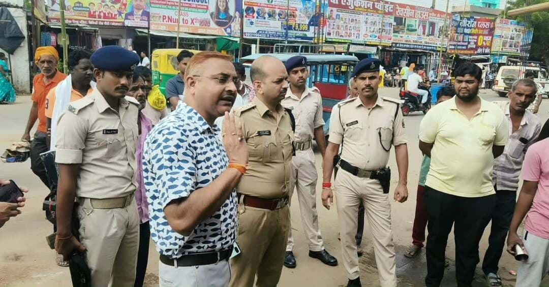 प्रेस विज्ञप्ति
पीरो शहरी क्षेत्र में अतिक्रमण हटाओ अभियान चलाया गया
सड़क एवं सार्वजनिक स्थलों को अतिक्रमणमुक्त बनाने तथा सुगम यातायात व्यवस्था सुनिश्चित करने के लिए की गई कार्रवाई
आरा, दिनांक 13 अक्टूबर 2026।
जिला पदाधिकारी, भोजपुर श्री मनेश कुमार मीणा के निर्देशानुसार आज दिनांक 13 अक्टूबर 2026 को अनुमंडल पदाधिकारी, पीरो के नेतृत्व में पीरो शहरी क्षेत्र में अतिक्रमण हटाओ अभियान चलाया गया।
अभियान का उद्देश्य शहरी क्षेत्र की सड़कों एवं सार्वजनिक स्थलों को अतिक्रमणमुक्त कराना, यातायात व्यवस्था को सुचारु बनाना तथा आम नागरिकों के आवागमन को सुगम बनाना है। अतिक्रमण के कारण उत्पन्न होने वाली असुविधाओं को दूर करने एवं शहरी क्षेत्र में व्यवस्थित यातायात व्यवस्था बनाए रखने की दिशा में यह कार्रवाई की गई।
जिला प्रशासन द्वारा आम नागरिकों की सुविधा, सार्वजनिक स्थलों के सुव्यवस्थित उपयोग तथा सुगम आवागमन सुनिश्चित करने के लिए आवश्यक कार्रवाई की जा रही है।
इस अभियान के दौरान अनुमंडल पुलिस पदाधिकारी, पीरो, कार्यपालक पदाधिकारी, पीरो सहित संबंधित पदाधिकारी एवं कर्मी उपस्थित रहे।
@iprdbihar
@biharhomedept_