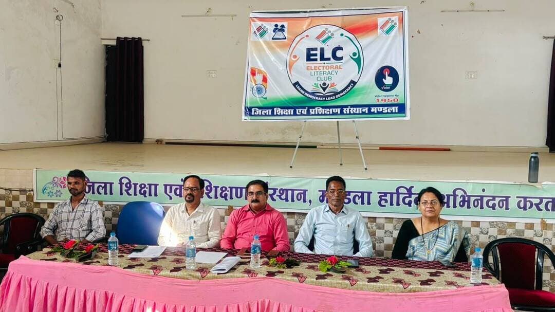 डाइट में युवा संवाद का आयोजन, मतदाता सूची में नाम जोड़ने के लिए भरवाए फार्म
मुख्य निर्वाचन पदाधिकारी भोपाल के निर्देशानुसार 18 वर्ष की आयु पूर्ण कर चुके युवाओं के नाम मतदाता सूची में जोड़ने के लिए जिले में विशेष अभियान चलाया जा रहा है। शैक्षणिक संस्थानों में इएलसी (इलेक्शन लिट्रेसी क्लब) गठित किए जाकर इसके लिए जागरुकता कार्यक्रम आयोजित किये जा रहे हैं। इसी कड़ी में जिला निर्वाचन अधिकारी श्री राहुल नामदेव धोटे के मार्गदर्शन में मंगलवार को डाइट सभागार में युवा संवाद कार्यक्रम का आयोजन किया गया। कार्यक्रम डाइट प्राचार्य की उपस्थिति में आयोजित हुआ। इसमें उपस्थित युवा छात्र-छात्राओं को मतदाता सूची में नाम जोड़ने की प्रक्रिया के बारे में विस्तार से जानकारी दी गई। जिला निर्वाचन कार्यालय के प्रतिनिधियों ने वोटर हेल्पलाइन एप, ईसीआई एप, ई-एपिक कार्ड डाउनलोड करने, फॉर्म-6, फॉर्म-8 सहित स्वीप गतिविधियों के बारे में बताया और उनकी शंकाओं का समाधान किया।
कार्यक्रम के दौरान युवाओं को लोकतंत्र में मताधिकार के महत्व के बारे में जागरूक किया गया और उन्हें स्वयं आगे आकर मतदाता बनने के लिए प्रेरित किया गया। साथ ही प्रत्येक कक्षा में 2-2 को-ऑर्डिनेटर बनाए जाने के संबंध में भी जानकारी दी गई, जो अपने साथियों को मतदाता सूची में नाम जुड़वाने के लिए प्रेरित करेंगे। संवाद कार्यक्रम में मौके पर ही कई युवाओं से फॉर्म भरवाए गए। इस अवसर पर जिला निर्वाचन कार्यालय के प्रतिनिधि, डाइट स्टाफ और बड़ी संख्या में युवा विद्यार्थी मौजूद रहे।
Jansampark Madhya Pradesh
#mandla
Chief Electoral Officer Madhya Pradesh
Election Commission of India