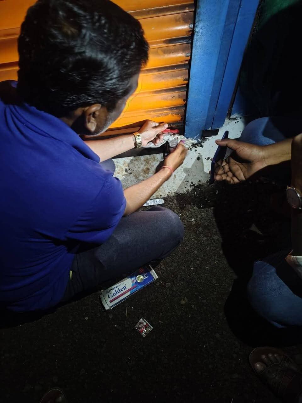 अवैध शराब मिली तो ढाबा-रेस्टोरेंट होगा सील, प्रशासन की सख्त चेतावनी
ग्राम मोहनटोला स्थित एन.आर. ढाबा पर छापा, अवैध शराब जप्त कर ढाबा सील
जिला प्रशासन ने अवैध शराब के खिलाफ सख्त कार्रवाई करते हुए स्पष्ट संदेश दिया है कि यदि किसी भी ढाबा, होटल या रेस्टोरेंट में अवैध रूप से शराब का भंडारण या विक्रय पाया गया तो उसे तत्काल प्रभाव से सील किया जाएगा। इसी कड़ी में 12 अक्टूबर 2026 को अनुविभागीय अधिकारी राजस्व मंडला श्री शैलेन्द्र चौधरी के निर्देश पर राजस्व, आबकारी एवं पुलिस विभाग के संयुक्त दल ने अनुभाग मंडला अंतर्गत ग्राम मोहनटोला स्थित एन.आर. ढाबा पर औचक निरीक्षण किया। जांच के दौरान ढाबा परिसर में अवैध रूप से देशी एवं विदेशी शराब का भंडारण एवं विक्रय किया जाना पाया गया। दल ने मौके से अवैध मदिरा जप्त कर पंचनामा तैयार किया और नियमानुसार ढाबा को तत्काल प्रभाव से सील करने की कार्रवाई की।
अनुविभागीय दण्डाधिकारी मंडला श्री शैलेन्द्र चौधरी ने बताया कि समस्त ढाबा, होटल संचालकों को पहले ही चेतावनी दी जा चुकी है। नशा मुक्ति अभियान के तहत यह कार्रवाई निरंतर जारी रहेगी। किसी भी ढाबे-होटल को नशाखोरी का अड्डा नहीं बनने दिया जाएगा। निरीक्षण के दौरान तहसीलदार मंडला श्री हिमांशु भलावी, प्रभारी राजस्व निरीक्षक महाराजपुर श्री नीरज वरकड़े, हल्का पटवारी, आबकारी विभाग एवं पुलिस विभाग के अधिकारी-कर्मचारी उपस्थित रहे।
Jansampark Madhya Pradesh
CM Madhya Pradesh
#mandla