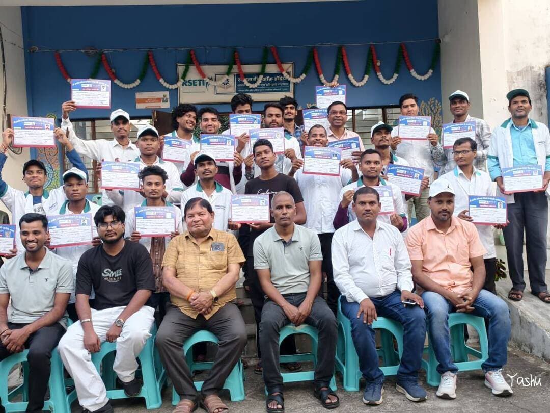 आरसेटी में 24 प्रशिक्षणार्थियों ने लिया सेलफोन रिपेयरिंग का प्रशिक्षण
सेंट्रल बैंक ऑफ इंडिया ग्रामीण स्वरोजगार प्रशिक्षण संस्थान, मण्डला एवं जिला आजीविका मिशन के संयुक्त तत्वावधान में आयोजित 30 दिवसीय सेलफोन रिपेयरिंग प्रशिक्षण कार्यक्रम का समापन हुआ। प्रशिक्षण में 24 प्रशिक्षणार्थियों ने भाग लिया।
समापन अवसर पर प्रशिक्षणार्थियों का मूल्यांकन कर सफल प्रतिभागियों को प्रमाण-पत्र वितरित किए गए। आरसेटी निदेशक श्री राजेश राय ने बैंकिंग संबंधी जानकारी देते हुए प्रशिक्षणार्थियों को स्वरोजगार अपनाने तथा जीवन में सफलता प्राप्त करने के लिए प्रेरित किया और उनके उज्ज्वल भविष्य की कामना की। कार्यक्रम में श्री के.के. अवस्थी, श्री यशमोहन उसराठे, श्री अमित यादव एवं श्री अमन पटेल उपस्थित रहे।
Jansampark Madhya Pradesh
CM Madhya Pradesh
#mandla