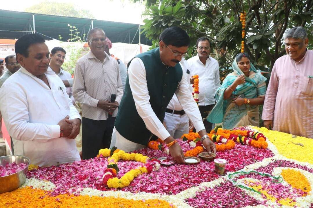 किशोर कुमार की पुण्य स्मृति में प्रभारी मंत्री ने किया माल्यार्पण, लगाया दूध-जलेबी का भोग
---
हरफनमौला कलाकार किशोर कुमार की पुण्य स्मृति में प्रदेश सरकार के पर्यटन एवं संस्कृति विभाग के राज्यमंत्री (स्वतंत्र प्रभार) तथा खंडवा जिले के प्रभारी मंत्री श्री धर्मेंद्र सिंह लोधी ने आज किशोर कुमार समाधि स्थल पर पहुंचकर श्रद्धांजलि अर्पित की। प्रभारी मंत्री श्री लोधी ने समाधि स्थल पर पुष्प एवं माल्यार्पण कर उन्हें नमन किया। इस दौरान उन्होंने किशोर दा को प्रिय दूध-जलेबी का भोग भी लगाया। इस अवसर पर उन्होंने कहा कि किशोर कुमार खंडवा के गौरव हैं, जिनकी आवाज और अभिनय ने देश-दुनिया में खंडवा का नाम रोशन किया है। उनकी स्मृतियों को सहेजना हम सबकी जिम्मेदारी है। इस दौरान जिला पंचायत के अध्यक्ष श्रीमती पिंकी वानखेडे, खंडवा विधायक श्रीमती कंचन तनवे, मांधाता विधायक श्री नारायण पटेल, पंधाना विधायक श्रीमती छाया मोर जिला अध्यक्ष राजपाल सिंह तोमर उपस्थित थे।.
Jansampark Madhya Pradesh
General Administration Department, MP
Department of Culture, Madhya Pradesh
Dharmendra Singh Lodhi mla
#khandwa