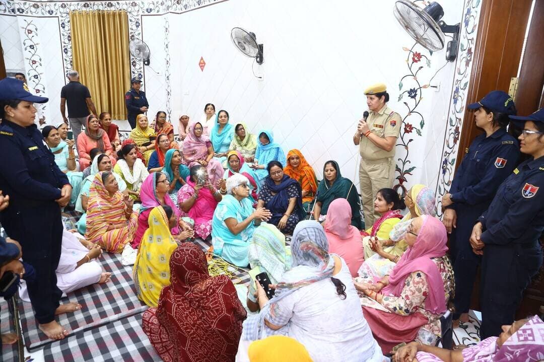 शक्ति सुरक्षा अभियान के तहत महिलाओं को किया जागरूक
कालिका पेट्रोलिंग यूनिट ने काशी विश्वनाथ महादेव मंदिर में दी नारी सुरक्षा की जानकारी, राजकॉप ऐप के उपयोग के बारे में बताया
हनुमानगढ़। पुलिस महानिदेशक के आदेशानुसार एवं जिला पुलिस अधीक्षक के निर्देशानुसार नवरात्र के दौरान चलाए जा रहे शक्ति सुरक्षा अभियान के तहत कालिका पेट्रोलिंग यूनिट की ओर से महिलाओं को नारी सुरक्षा के प्रति जागरूक किया गया। अभियान के अंतर्गत हनुमानगढ़ जंक्शन स्थित श्री नीलकंठ महादेव सेवा न्यास द्वारा संचालित काशी विश्वनाथ महादेव मंदिर में जागरूकता कार्यक्रम आयोजित किया गया। इसमें महिलाओं को सुरक्षा संबंधी कानूनों, पुलिस सहायता और आपातकालीन परिस्थितियों में उठाए जाने वाले आवश्यक कदमों की जानकारी दी गई।
कार्यक्रम के दौरान कालिका पेट्रोलिंग यूनिट की हैड गायत्री देवी ने महिलाओं को महिला सुरक्षा के प्रति जागरूक करते हुए बताया कि किसी भी विपरीत परिस्थिति में घबराने के बजाय सतर्कता और समझदारी से काम लेना चाहिए। महिलाओं को अपने अधिकारों के प्रति जागरूक रहना चाहिए तथा आवश्यकता पड़ने पर पुलिस की सहायता लेने में संकोच नहीं करना चाहिए। उन्होंने कहा कि महिलाओं की सुरक्षा सुनिश्चित करने और उनमें आत्मविश्वास बढ़ाने के उद्देश्य से पुलिस विभाग की ओर से विभिन्न जागरूकता गतिविधियां संचालित की जा रही हैं।
जागरूकता कार्यक्रम के दौरान कालिका पेट्रोलिंग यूनिट की हैड गायत्री देवी ने महिलाओं के मोबाइल फोन में राजकॉप सिटीजन ऐप डाउनलोड करवाया तथा इसके उपयोग की जानकारी दी। उन्होंने बताया कि मोबाइल के माध्यम से पुलिस सहायता से जुड़ी सुविधाओं की जानकारी रखना आपातकालीन परिस्थितियों में उपयोगी साबित हो सकता है। महिलाओं को समझाया गया कि किसी भी आपदा या संकट की स्थिति में उपलब्ध पुलिस सहायता सेवाओं का किस प्रकार लाभ लिया जा सकता है।
इसके साथ ही महिलाओं को महिला सुरक्षा से संबंधित कानूनी प्रावधानों की जानकारी देते हुए अपने अधिकारों के प्रति सजग रहने का संदेश दिया गया। उन्हें बताया गया कि किसी भी प्रकार की परेशानी, असुरक्षा या उत्पीड़न की स्थिति में संबंधित अधिकारियों को सूचना देकर सहायता प्राप्त की जा सकती है। पुलिस का उद्देश्य महिलाओं में सुरक्षा का विश्वास कायम करना और उन्हें जागरूक बनाना है, ताकि वे बिना किसी भय के अपने दैनिक कार्य कर सकें।
कार्यक्रम में महिलाओं को अपनी सुरक्षा के प्रति सजग रहने, अनजान परिस्थितियों में सावधानी बरतने और जरूरत पड़ने पर पुलिस से संपर्क करने के लिए प्रेरित किया गया। शक्ति सुरक्षा अभियान के तहत आयोजित इस कार्यक्रम को महिलाओं को सुरक्षा संबंधी जानकारी उपलब्ध करवाने की दिशा में महत्वपूर्ण पहल बताया गया।
इस अवसर पर श्री नीलकंठ महादेव सेवा न्यास के अध्यक्ष अश्वनी नारंग ने कालिका पेट्रोलिंग यूनिट की टीम का आभार व्यक्त किया। उन्होंने महिलाओं को जागरूक करने के लिए पुलिस विभाग की पहल की सराहना करते हुए कहा कि इस प्रकार के कार्यक्रम समाज में सुरक्षा के प्रति जागरूकता बढ़ाने में सहायक हैं।