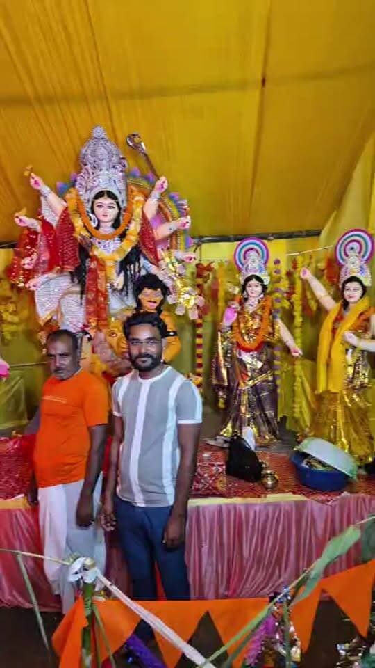 बस्ती सदर विधानसभा क्षेत्र में दुर्गा पूजा पंडालों में पहुंचे राकेश चतुर्वेदी, मां दुर्गा का लिया आशीर्वाद
बस्ती। शारदीय नवरात्र के पावन अवसर पर बस्ती सदर विधानसभा क्षेत्र के विभिन्न दुर्गा पूजा पंडालों में पहुंचकर राकेश चतुर्वेदी ने मां दुर्गा के दर्शन-पूजन किए और उनका आशीर्वाद प्राप्त किया। इस दौरान उन्होंने मां दुर्गा के चरणों में शीश नवाकर क्षेत्र की सुख-समृद्धि, शांति और खुशहाली की कामना की।
नवरात्र के दौरान विभिन्न पूजा पंडालों में श्रद्धा और भक्ति का माहौल देखने को मिल रहा है। मां दुर्गा के दर्शन के लिए श्रद्धालुओं की भीड़ उमड़ रही है। राकेश चतुर्वेदी ने पूजा पंडालों में पहुंचकर मां के भक्तों से मुलाकात की और सभी को शारदीय नवरात्र की शुभकामनाएं दीं।
उन्होंने मां दुर्गा से सभी के जीवन में सुख, शांति और समृद्धि बनाए रखने की प्रार्थना की। इस अवसर पर क्षेत्र में धार्मिक उत्साह और भक्तिमय वातावरण देखने को मिला।