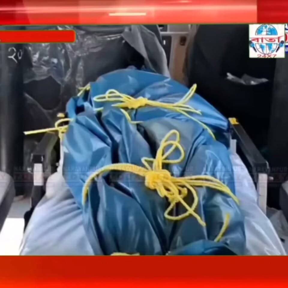 ♦️ অসম-অৰুণাচল সীমান্তৱৰ্তী সোনাজুলিত লোমহৰ্ষক হত্যাকাণ্ড।
♦️স্বামীয়ে ঘৰৰ ভিতৰতে দাৰে ঘপিয়াই হত্যা কৰিলে পত্নীক।
♦️সোনাজুলিৰ নিৰ্মল চ’ৰাই হত্যা কৰিলে পত্নী অঞ্জলি চোৰাক।
♦️পাৰিবাৰিক কন্দলৰ বাবেই হত্যাকাণ্ড সংঘটিত কৰাৰ অভিযোগ স্থানীয় ৰাইজৰ।
♦️ইতিমধ্যে ঘটনাস্থলীত শিমলুগুৰি আৰক্ষীৰ এটা দল উপস্থিত হৈ আৰম্ভ কৰিছে তদন্ত।
♦️হত্যাকাণ্ড সংঘটিত কৰা দা খনৰ লগতে হত্যাকাৰি নিৰ্মল চ’ৰাক আটক কৰিছে আৰক্ষীয়ে।
#public #friends #highlights #news #viral #reels #everyone #facebook #barta24x7