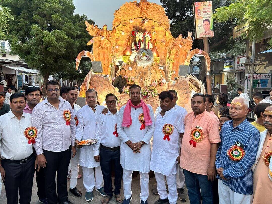 खेरागढ में बैंड-बाजों की धुन के साथ निकली महाराजा अग्रसेन जयंती शोभायात्रा, 18 पुत्रों और 18 नाग कन्याओं की झांकी ने मोहा मन