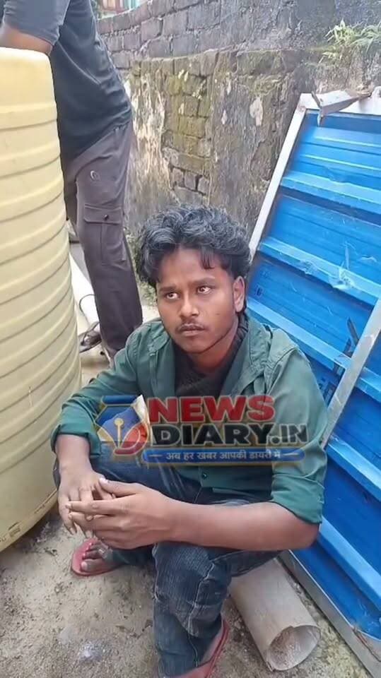 नवरात्र में उमानाथ मंदिर में फिर चोरी, चांदी के श्रृंगार सामान और घंटा लेकर भागा युवक पकड़ा गया
कोडरमा। झुमरी तिलैया थाना क्षेत्र के कर्मा स्थित उमानाथ मंदिर में मंगलवार सुबह चोरी की घटना सामने आई। बताया गया कि युवक माता रानी के श्रृंगार का चांदी का सामान और घंटा लेकर भाग रहा था। पुजारी की तत्परता और सीसीटीवी फुटेज की मदद से आरोपी को पकड़कर पुलिस के हवाले किया गया। पकड़े गए युवक का नाम प्रिंस बताया जा रहा है, जो थाना के पीछे स्थित भदोडीह का रहने वाला है। नवरात्र के दौरान मंदिर में हुई इस घटना से श्रद्धालुओं में नाराजगी है। मंदिर में पहले भी चोरी की घटना हो चुकी है।