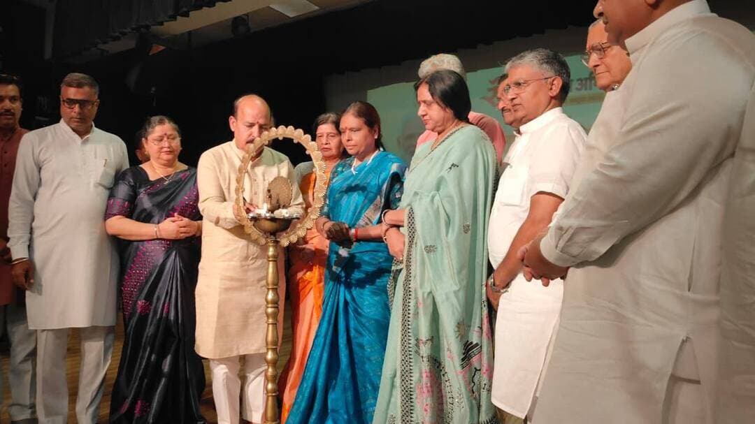 यमुनानगर, 13 अक्टूबर। सेवा संकल्प अभियान ‘सेवा मेरा योगदान’ के तहत डीएवी गल्र्स कॉलेज में महिला स्वास्थ्य एवं स्वच्छता जागरूकता कार्यक्रम का आयोजन किया गया। कार्यक्रम में भाजपा प्रदेश अध्यक्ष अर्चना गुप्ता ने मुख्य अतिथि के रूप में शिरकत की। कार्यक्रम का शुभारंभ दीप प्रज्वलित करने और वंदे मातरम् के सामूहिक गान के साथ हुआ। इस दौरान छात्राओं को महिला स्वास्थ्य, व्यक्तिगत स्वच्छता, कैंसर से बचाव और स्वस्थ जीवनशैली अपनाने के प्रति जागरूक किया गया।
कार्यक्रम को संबोधित करते हुए भाजपा प्रदेश अध्यक्ष अर्चना गुप्ता ने कहा कि महिलाओं को अपने स्वास्थ्य के प्रति विशेष रूप से जागरूक होने की आवश्यकता है। परिवार और समाज की जिम्मेदारियों का निर्वहन करते हुए महिलाएं अक्सर अपने स्वास्थ्य को प्राथमिकता नहीं दे पातीं, जबकि स्वस्थ महिला ही स्वस्थ परिवार और सशक्त समाज की आधारशिला होती है। इसलिए महिलाओं और युवतियों को अपने स्वास्थ्य से जुड़ी समस्याओं को गंभीरता से लेना चाहिए तथा आवश्यकता पडऩे पर चिकित्सकीय परामर्श और जांच करवानी चाहिए। उन्होंने कहा कि कैंसर महिलाओं के स्वास्थ्य से जुड़ी एक गंभीर चुनौती है। विशेष रूप से सर्वाइकल कैंसर और स्तन कैंसर के प्रति जागरूकता बढ़ाना समय की आवश्यकता है। महिलाओं को इन बीमारियों के संभावित लक्षणों, जोखिम कारकों और समय पर जांच के महत्व की जानकारी होनी चाहिए। उन्होंने छात्राओं से अपील की कि वे अस्वस्थ जीवनशैली, जंक फूड और धूम्रपान जैसी हानिकारक आदतों से दूर रहें तथा नियमित व्यायाम, योग और संतुलित आहार को अपनी दिनचर्या का हिस्सा बनाएं।
भाजपा की प्रदेश अध्यक्ष अर्चना गुप्ता ने कहा कि स्वास्थ्य संबंधी समस्याओं के प्रति लापरवाही नहीं बरतनी चाहिए। जागरूकता, समय पर चिकित्सकीय जांच और विशेषज्ञों की सलाह से कई बीमारियों की पहचान शुरुआती अवस्था में की जा सकती है। उन्होंने छात्राओं को स्वयं जागरूक होने के साथ-साथ अपने परिवार और आसपास की महिलाओं को भी स्वास्थ्य एवं स्वच्छता के प्रति जागरूक करने का आह्वान किया। उन्होंने बताया कि सरकारी अस्पतालों में फरवरी 2026 से एचवीपी वैक्सीन नि:शुल्क लगाई जा रही है। इससे पूर्व प्रदेश भाजपा अध्यक्ष ने सेठ जय प्रकाश पॉलिटेक्निक दामला में चिकित्सा जांच शिविर में भी शिरकत की।
कार्यक्रम में कैपिटल सुपर स्पेशलिटी हॉस्पिटल के ऑन्कोलॉजी सर्जन डॉ. कुलविन्द्र सोढी व मनप्रीत सोढी ने भी अपने विचार रखे। उन्होंने विद्यार्थियों को कैंसर के संभावित कारणों, जोखिम कारकों, लक्षणों, रोकथाम और समय पर पहचान के महत्व के बारे में विस्तार से जानकारी दी। उन्होंने बताया कि स्वस्थ जीवनशैली अपनाने, तंबाकू और धूम्रपान से दूर रहने, संतुलित आहार लेने तथा चिकित्सकीय सलाह के अनुसार आवश्यक जांच करवाने से स्वास्थ्य संबंधी जोखिमों को कम करने में मदद मिल सकती है। उन्होंने छात्राओं को समझाया कि महिलाओं को अपने शरीर में होने वाले असामान्य बदलावों को नजरअंदाज नहीं करना चाहिए। स्तन कैंसर और सर्वाइकल कैंसर के संबंध में सही जानकारी प्राप्त करना तथा जरूरत के अनुसार विशेषज्ञ से परामर्श लेना बेहद महत्वपूर्ण है। उन्होंने छात्राओं को स्वास्थ्य संबंधी भ्रांतियों से बचने और प्रमाणिक चिकित्सकीय सलाह पर भरोसा करने के लिए प्रेरित किया।
इस अवसर पर भाजपा जिलाध्यक्ष राजेश सपरा, वरिष्ठï भाजपा नेता धर्मबीर मिर्जापुर, भाजपा प्रदेश सचिव मदन चौहान, जिला महामंत्री नरेन्द्र राणा, जिला महामंत्री प्रवीण खदरी, नगर निगम की मेयर सुमन बहमनी, जिला परिषद चेयरमैन रमेश ठसका, पूर्व विधायक बलवंत सिंह साढौरा,पूर्व चेयरपर्सन रोजी मलिक आनंद, पूर्व चेयरमैन रामेश्वर चौहान, मंडल अध्यक्ष अमन सग्गर, संदीप बजाज, पार्षद विभोर पहुजा, पूर्व चेयरमैन रामनिवास गर्ग, वाइस चेयरमैन ओमपाल, नगरपालिका चेयरपर्सन शालिनी शर्मा व डीएवी गल्र्ज कालेज की प्रिंसीपल सुरेन्द्र कौर आदि उपस्थित रहे।