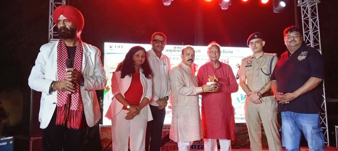 नशे के खिलाफ एकजुट हों युवा, नशामुक्त समाज का लें संकल्प - राजेश सपरा
बस स्टैंड पर नगर निगम और एंटी करप्शन टीम ने चलाया जागरूकता अभियान, शॉर्ट फिल्मों से बताए नशे के दुष्प्रभाव
यमुनानगर। नगर निगम और एंटी करप्शन एंड क्राइम प्रिवेंशन के संयुक्त तत्वावधान में यमुनानगर बस स्टैंड पर नशा मुक्त भारत अभियान के तहत जागरूकता कार्यक्रम आयोजित किया गया। प्रधानमंत्री नरेंद्र मोदी के सार्वजनिक जीवन में सेवा एवं समर्पण के 25 वर्ष पूरे होने के उपलक्ष्य में चलाए जा रहे सेवा संकल्प अभियान के अंतर्गत आयोजित कार्यक्रम में युवाओं और आमजन को नशे से दूर रहने का संदेश दिया गया।
कार्यक्रम में भाजपा जिला अध्यक्ष राजेश सापरा, डीएसपी रजत गुलिया, समाज कल्याण बोर्ड की पूर्व चेयरपर्सन रोजी मलिक, हरियाणा व्यापारी कल्याण विभाग के पूर्व अध्यक्ष राम निवास गर्ग, नगर निगम की सोशल मीडिया इंचार्ज मुक्ता मुख्य रूप से उपस्थित रहे। अतिथियों ने नशे के बढ़ते दुष्प्रभावों के प्रति युवाओं को जागरूक किया। राजेश सपरा ने कहा कि युवाओं को नशे से बचाने और समाज को नशामुक्त बनाने के लिए सामूहिक प्रयास जरूरी हैं। परिवार, सामाजिक संगठनों और प्रशासन को मिलकर इस दिशा में काम करना चाहिए, ताकि युवा अपनी ऊर्जा सकारात्मक गतिविधियों में लगा सकें।
कार्यक्रम का मंच संचालन एंटी करप्शन एंड क्राइम प्रिवेंशन के नेशनल प्रेसिडेंट अमित मांकट और जूनियर जसपाल भट्टी ने किया। इस दौरान संस्था की टीम ने नशे के कारण होने वाले सामाजिक और पारिवारिक नुकसान को दर्शाती जागरूकता संबंधी शॉर्ट फिल्में प्रदर्शित कीं। फिल्मों के माध्यम से लोगों को नशे से दूर रहने और दूसरों को भी जागरूक करने के लिए प्रेरित किया गया।
वहीं, लवली की टीम ने मधुर संगीत प्रस्तुतियों के माध्यम से कार्यक्रम को प्रभावशाली बनाया। आयोजन में नशामुक्त समाज के निर्माण के लिए जनभागीदारी बढ़ाने और युवाओं को जागरूक करने का आह्वान किया गया।
फोटो कैप्शन - कार्यक्रम के प्रतिभागियों को सम्मानित करते मुख्य अतिथि।
कार्यक्रम में उपस्थित लोग।