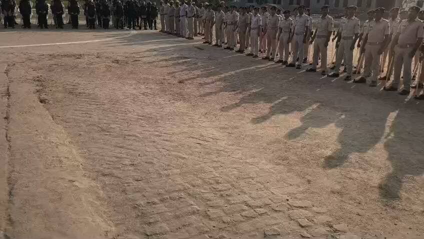 दुर्गा पूजा को लेकर पुलिस प्रशासन अलर्ट मोड में है। एसपी कैमूर ने पुलिस केंद्र भभुआ में QRT टीम को ब्रीफ किया।
एसपी ने भीड़-भाड़ वाले इलाकों में लगातार गश्ती, त्वरित रिस्पॉन्स और विधि-व्यवस्था बनाए रखने के निर्देश दिए। सभी जवानों को सजग और तत्पर रहने को कहा गया है।